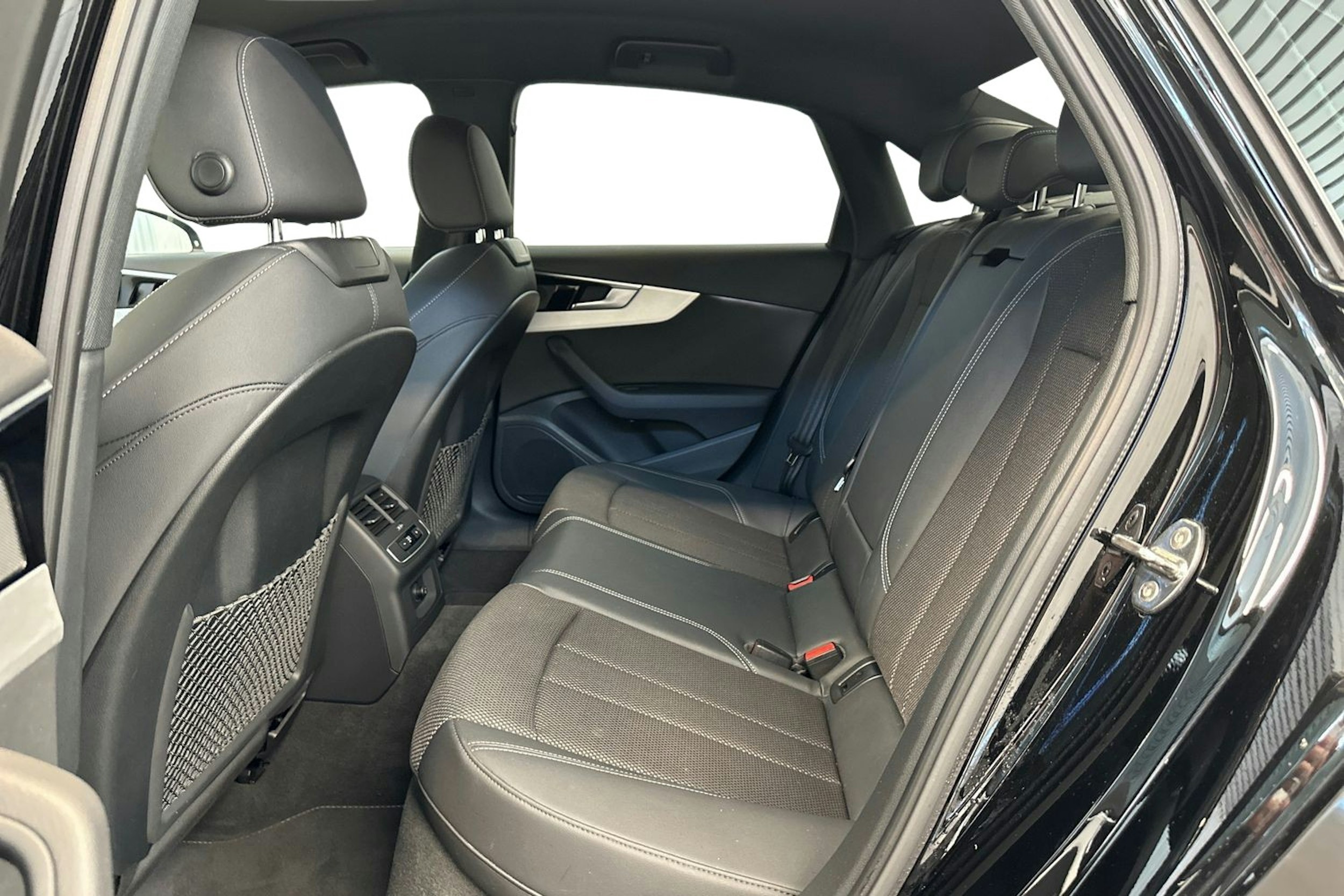 Musta Audi A4 2021 kuva 8.