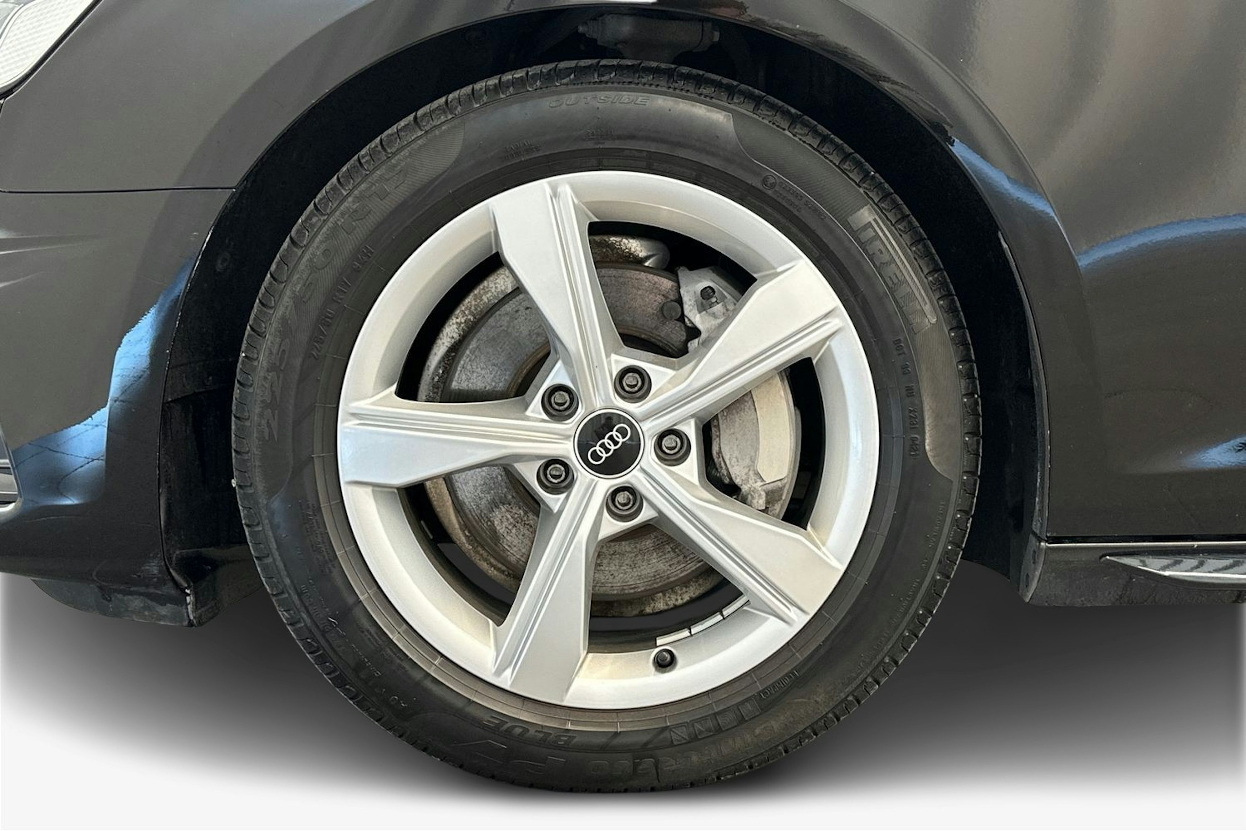 Musta Audi A4 2021 kuva 9.