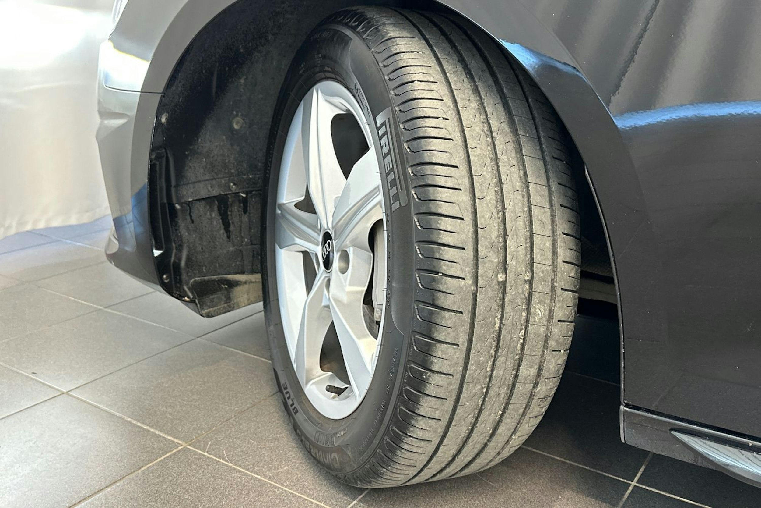 Musta Audi A4 2021 kuva 10.