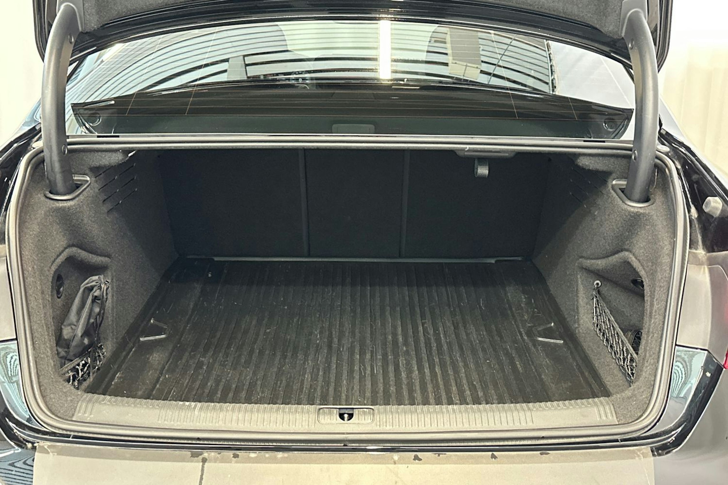 Musta Audi A4 2021 kuva 11.