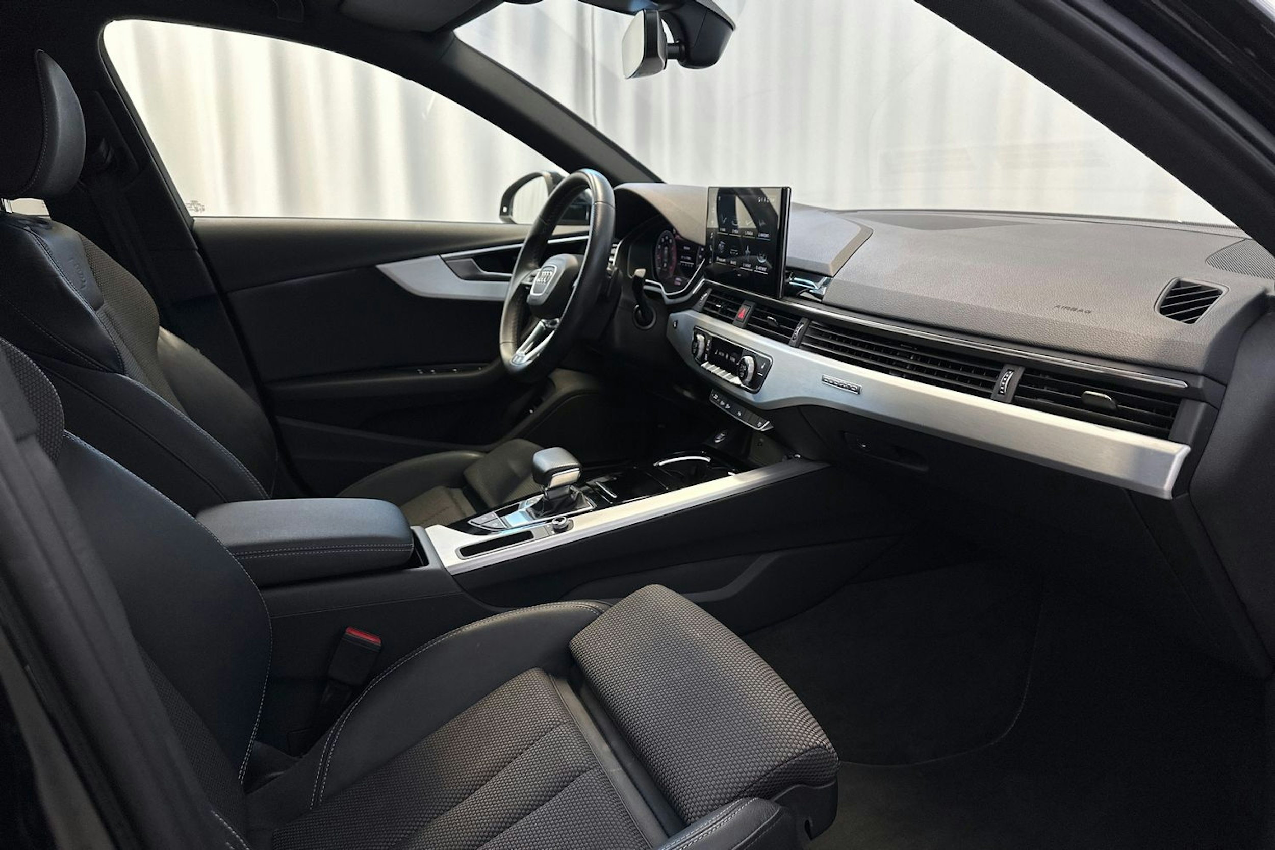 Musta Audi A4 2021 kuva 15.