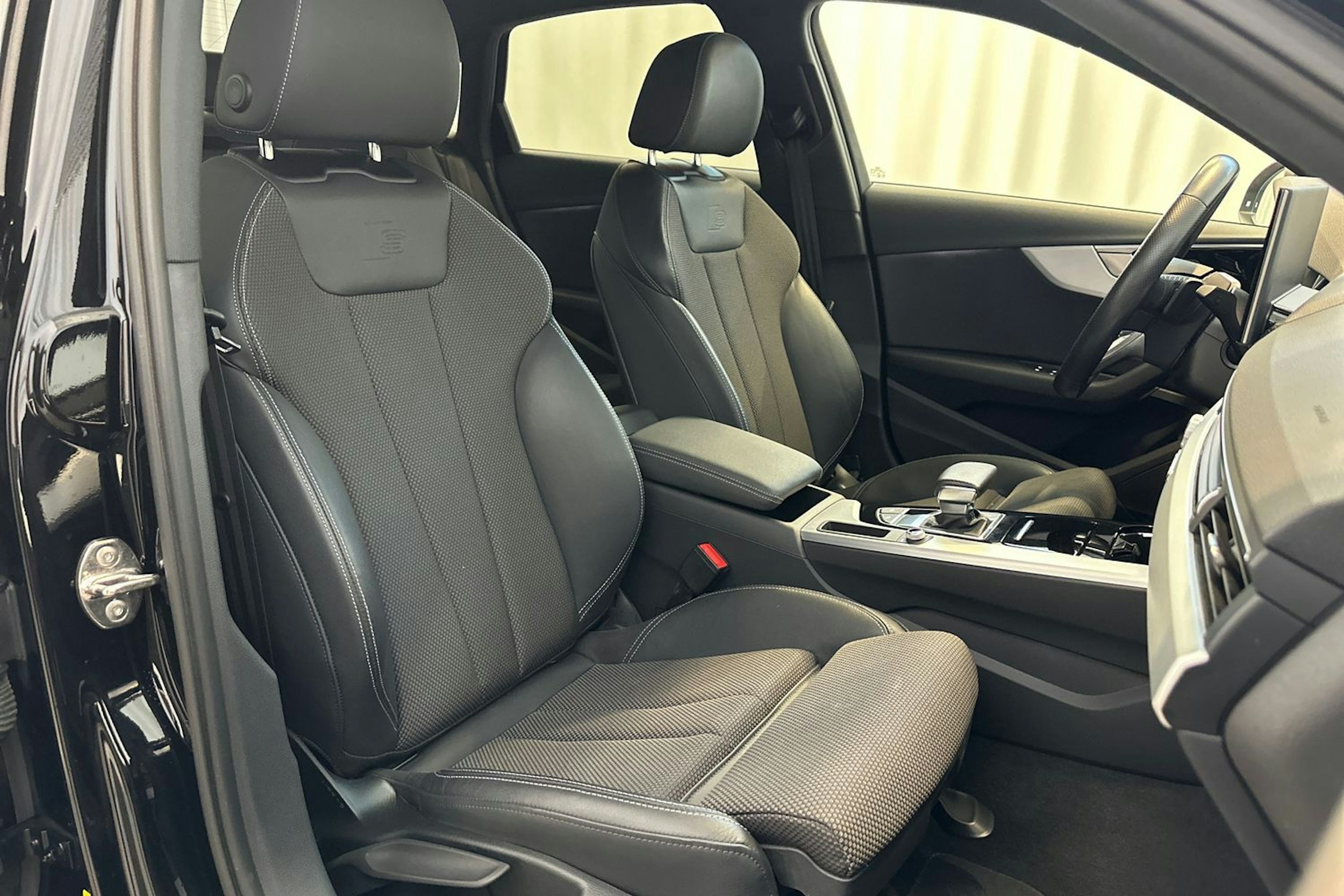 Musta Audi A4 2021 kuva 16.