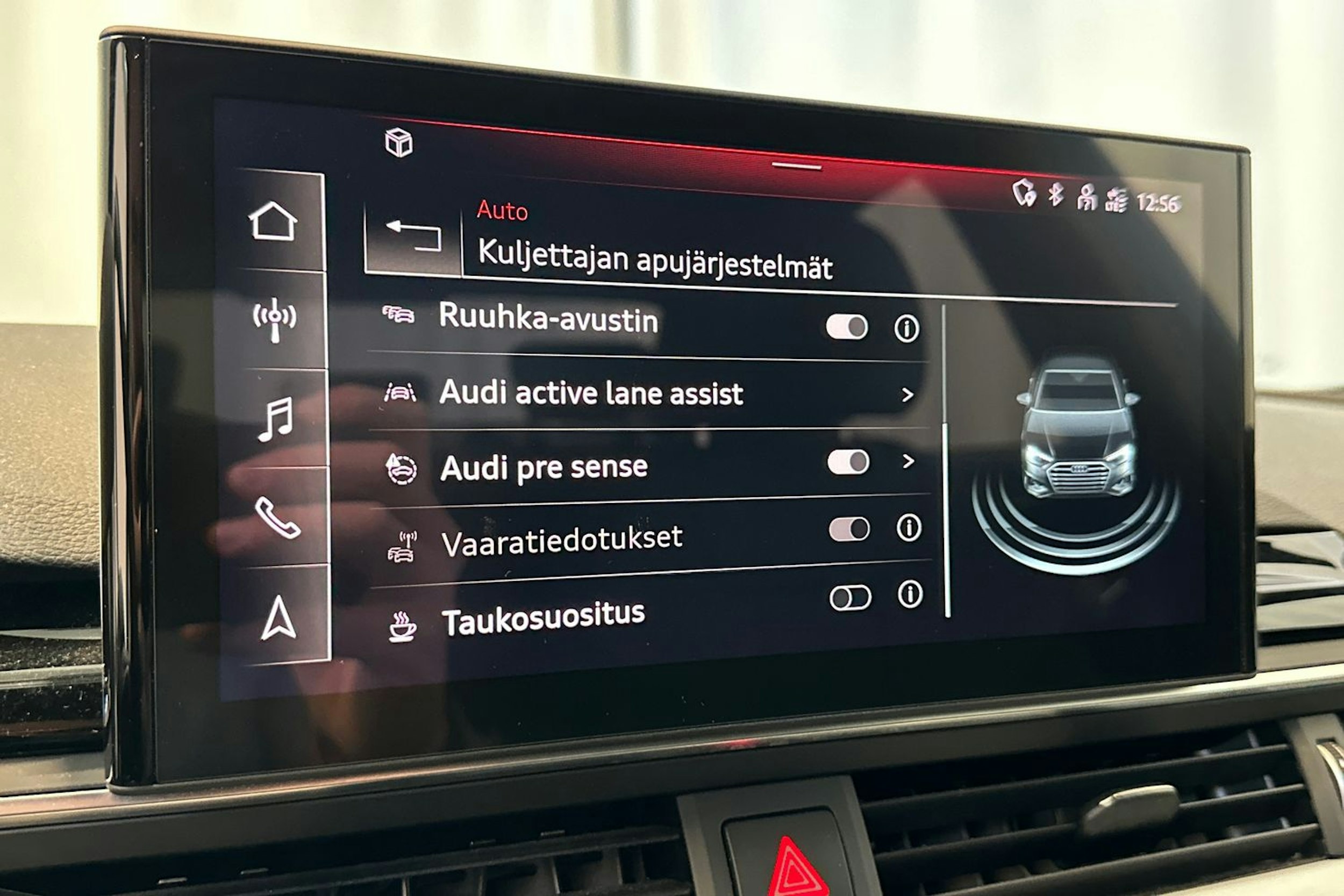 Musta Audi A4 2021 kuva 21.
