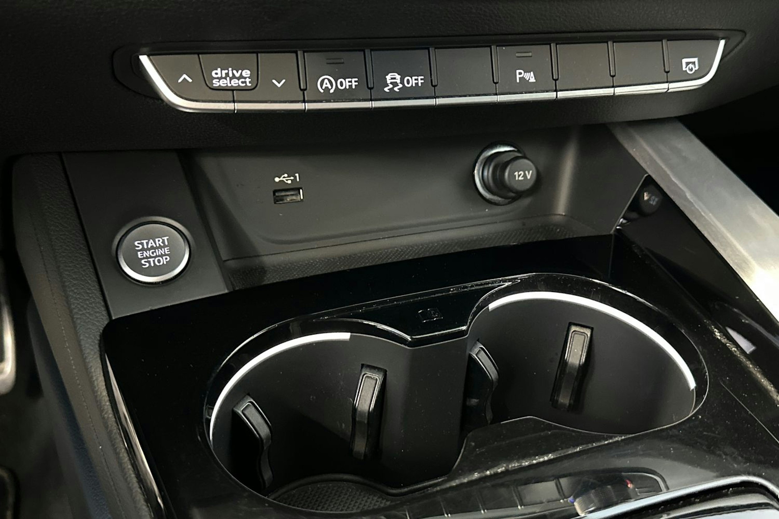 Musta Audi A4 2021 kuva 26.