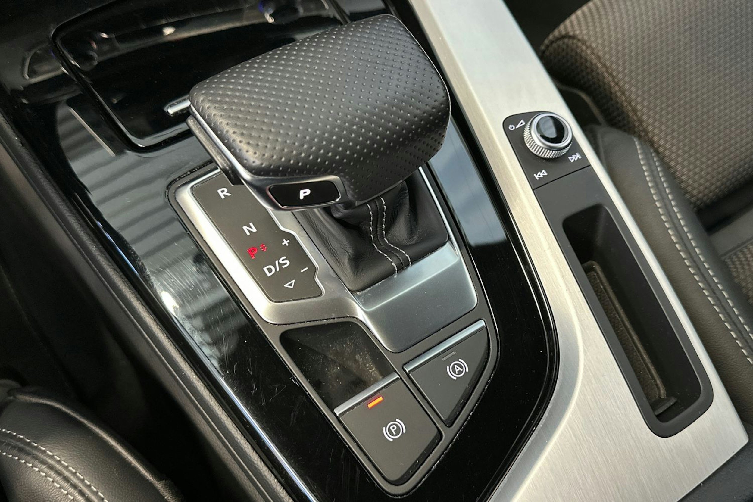 Musta Audi A4 2021 kuva 27.