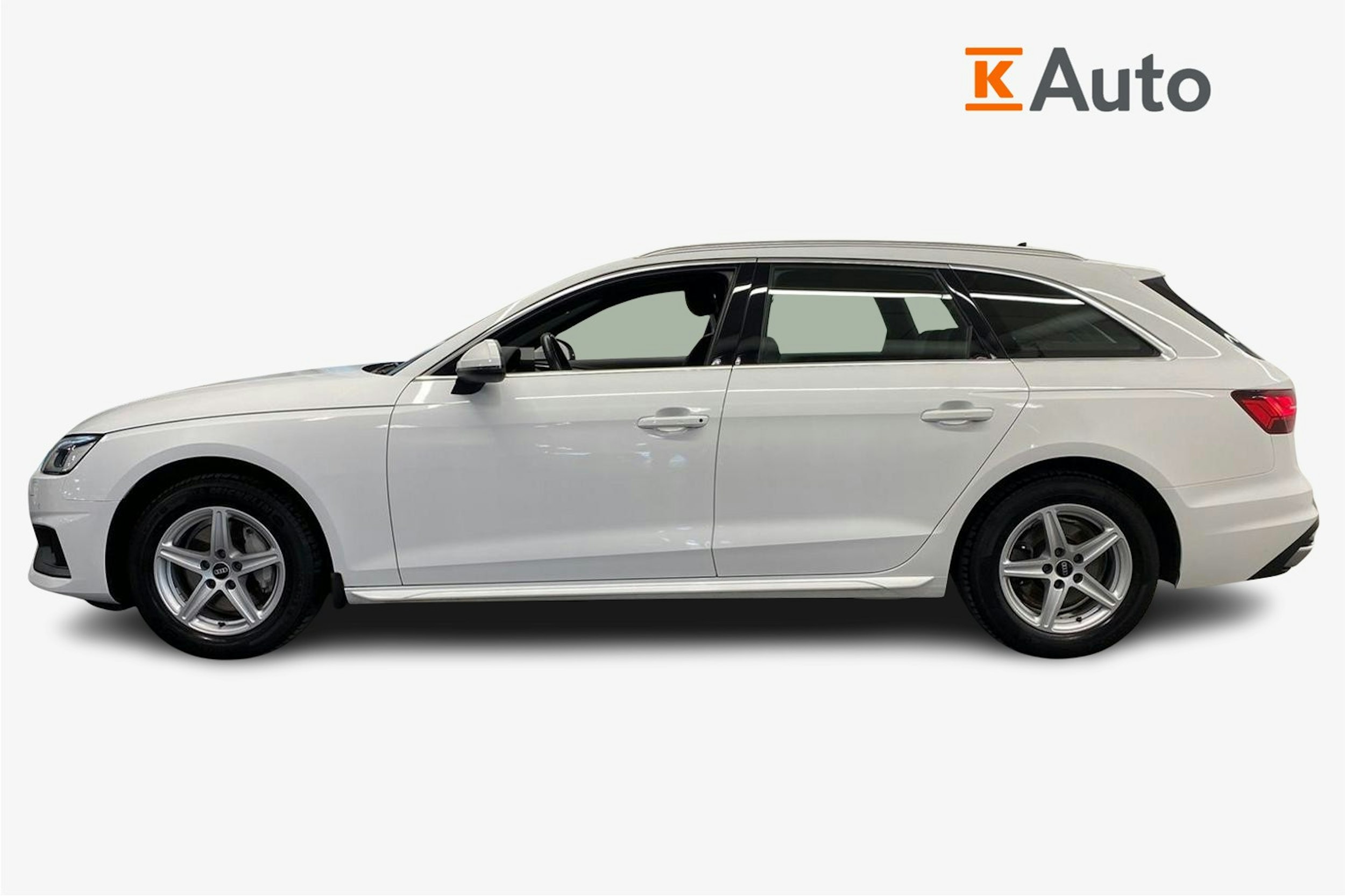 valkoinen Audi A4 2021 kuva 6.