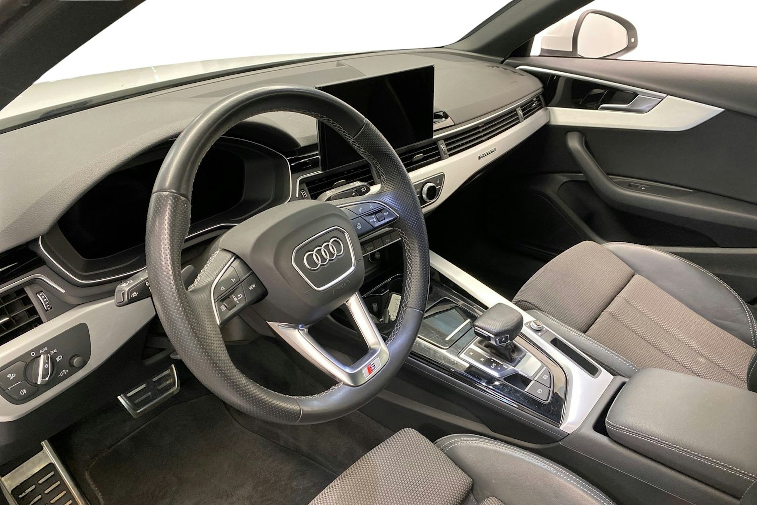 valkoinen Audi A4 2021 kuva 7.