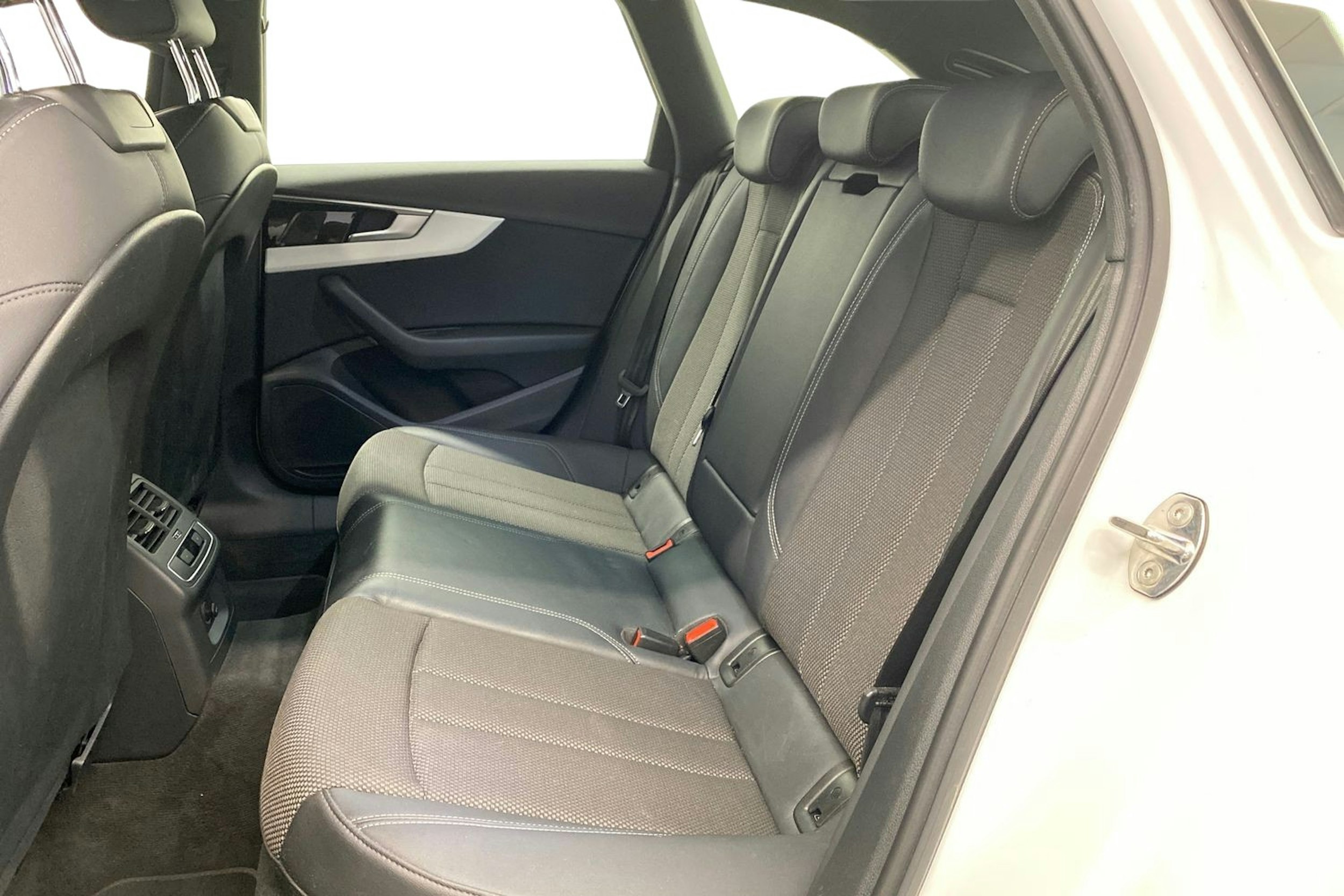 valkoinen Audi A4 2021 kuva 10.