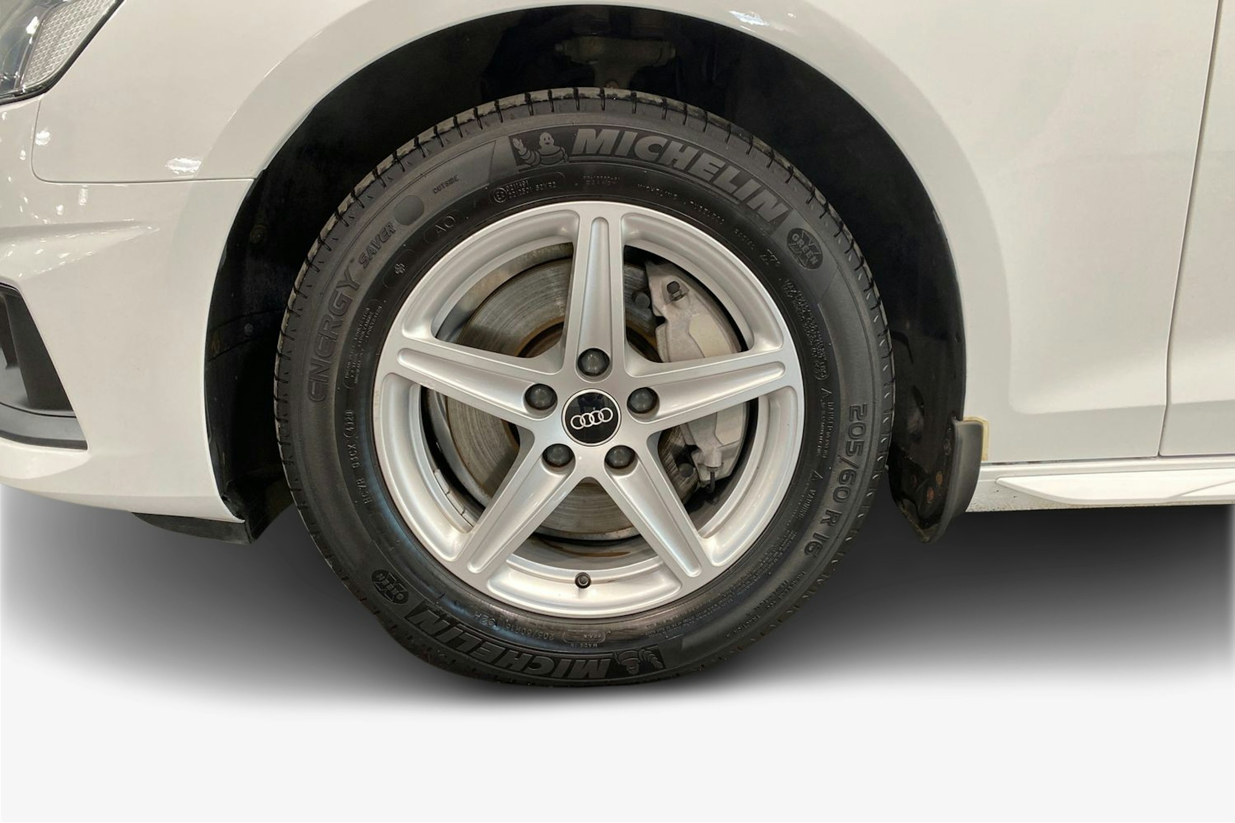 valkoinen Audi A4 2021 kuva 11.