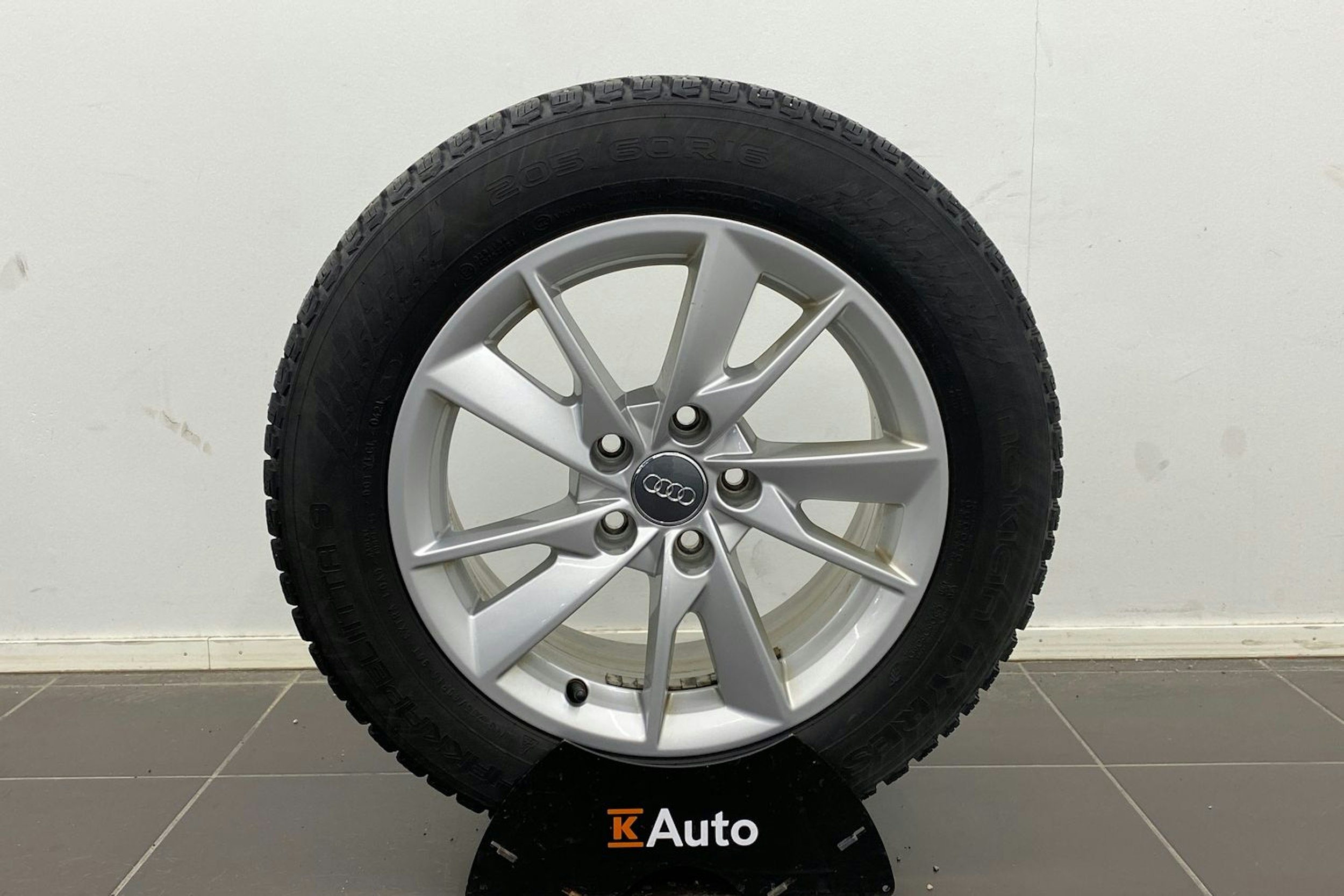 valkoinen Audi A4 2021 kuva 13.