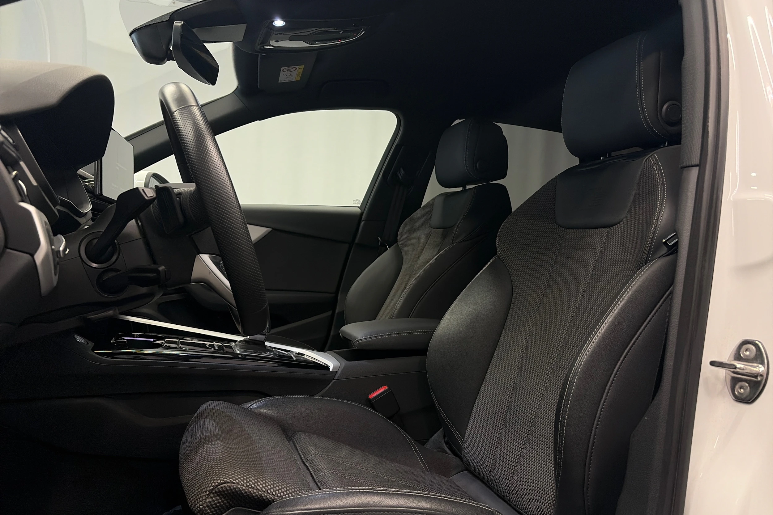 valkoinen Audi A4 2021 kuva 4.