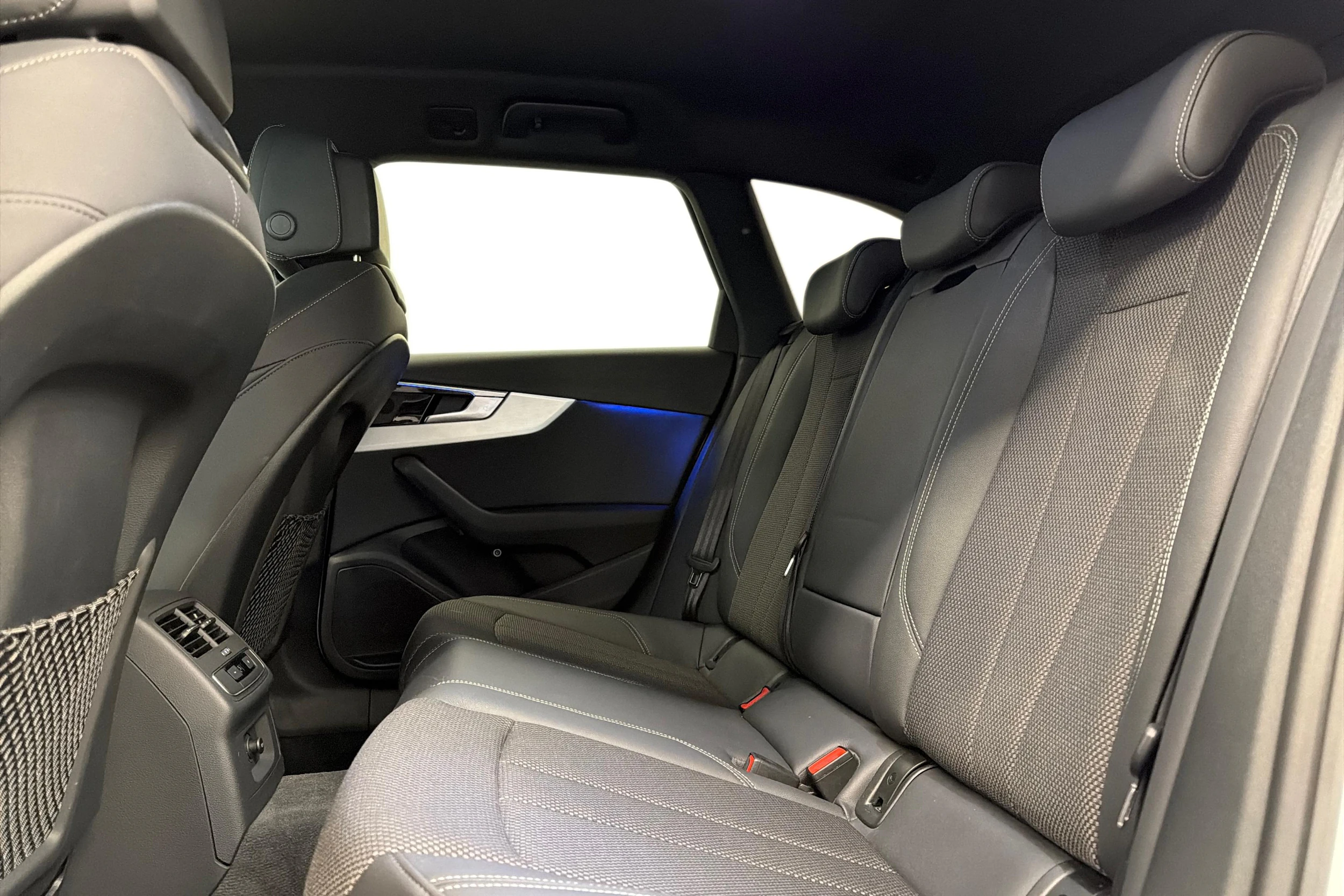 valkoinen Audi A4 2021 kuva 8.