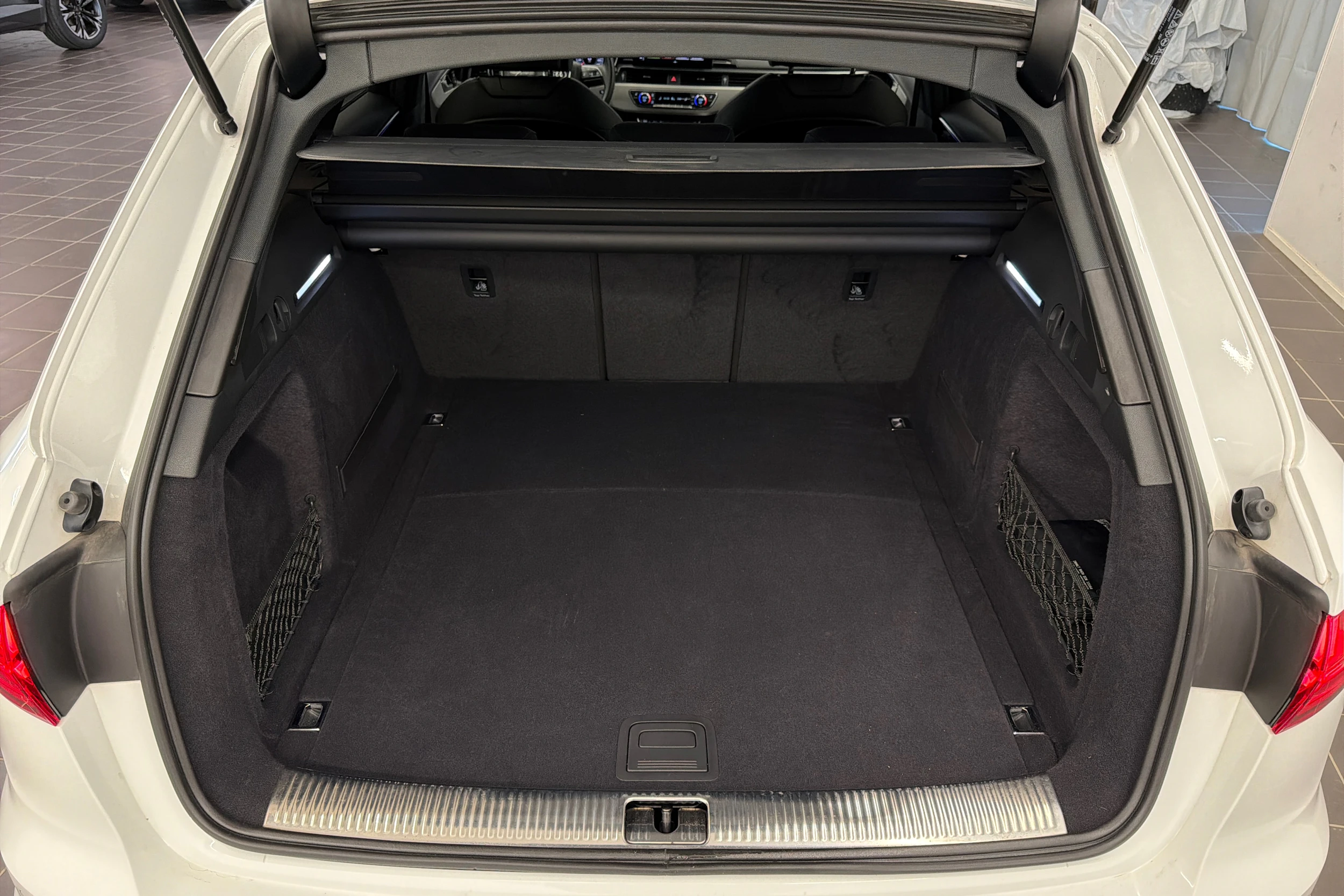 valkoinen Audi A4 2021 kuva 11.
