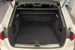valkoinen Audi A4 2021 kuva 11.