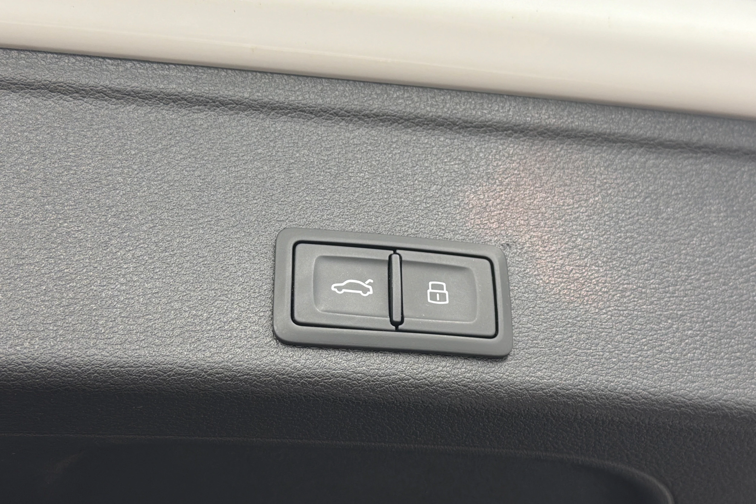 valkoinen Audi A4 2021 kuva 12.