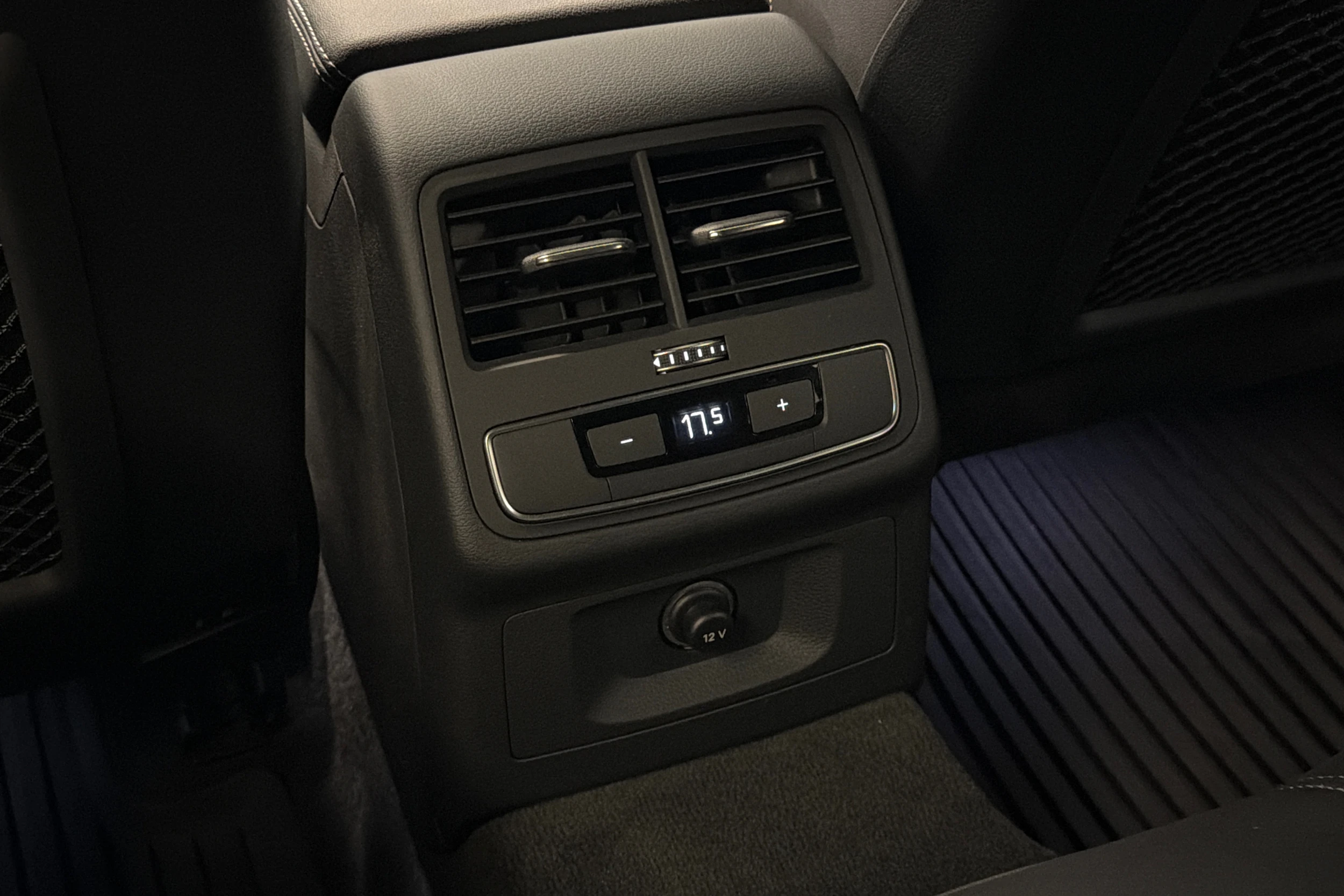 valkoinen Audi A4 2021 kuva 14.