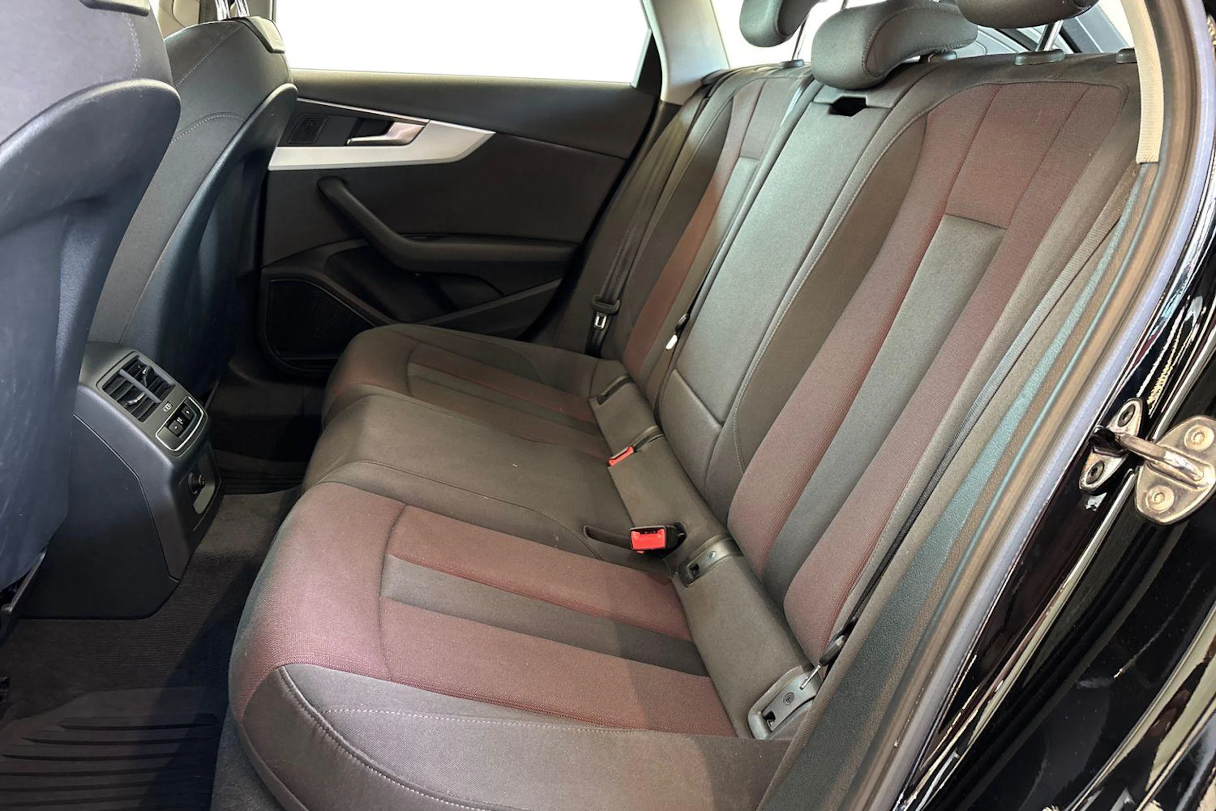 musta Audi A4 2021 kuva 8.