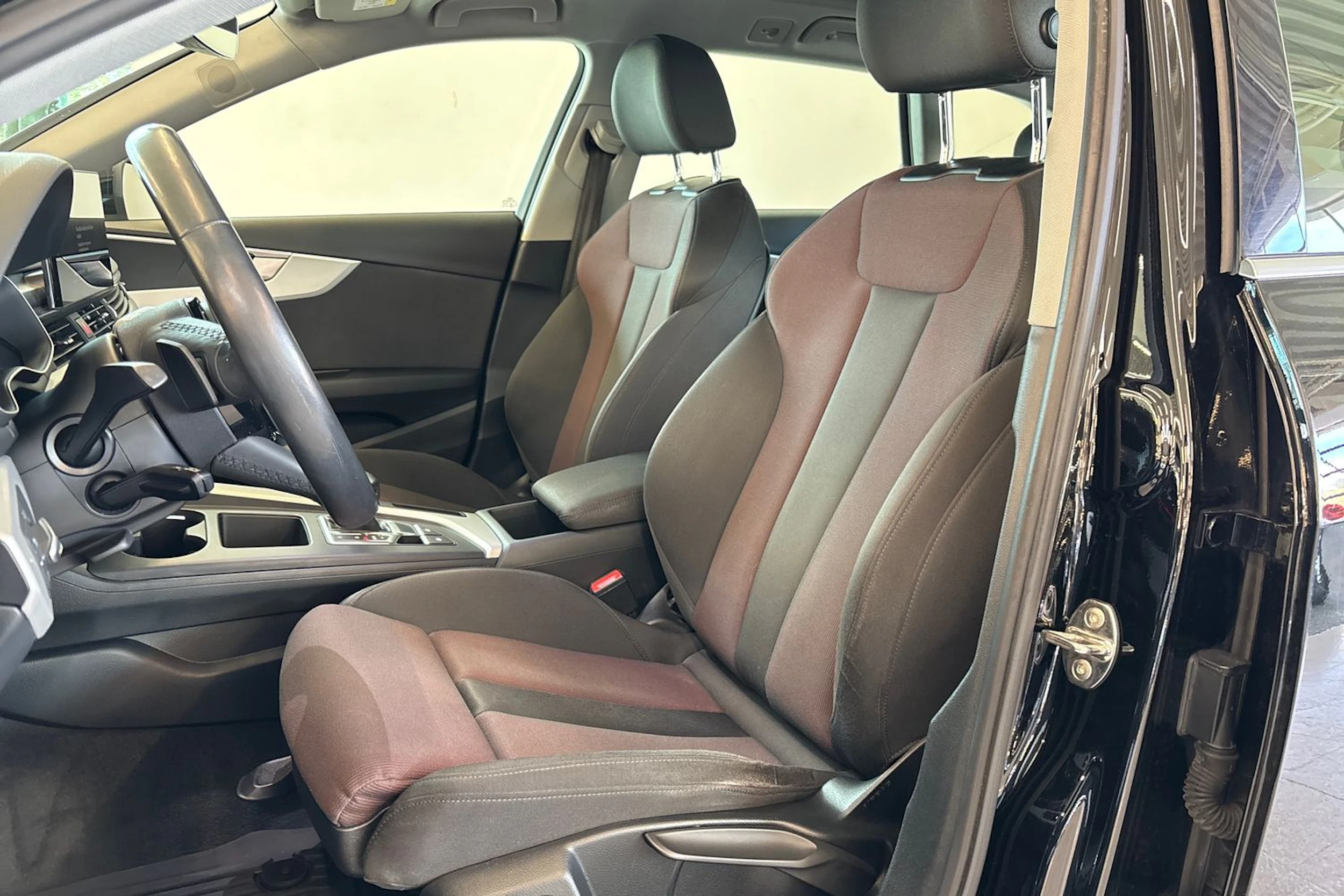 musta Audi A4 2021 kuva 13.