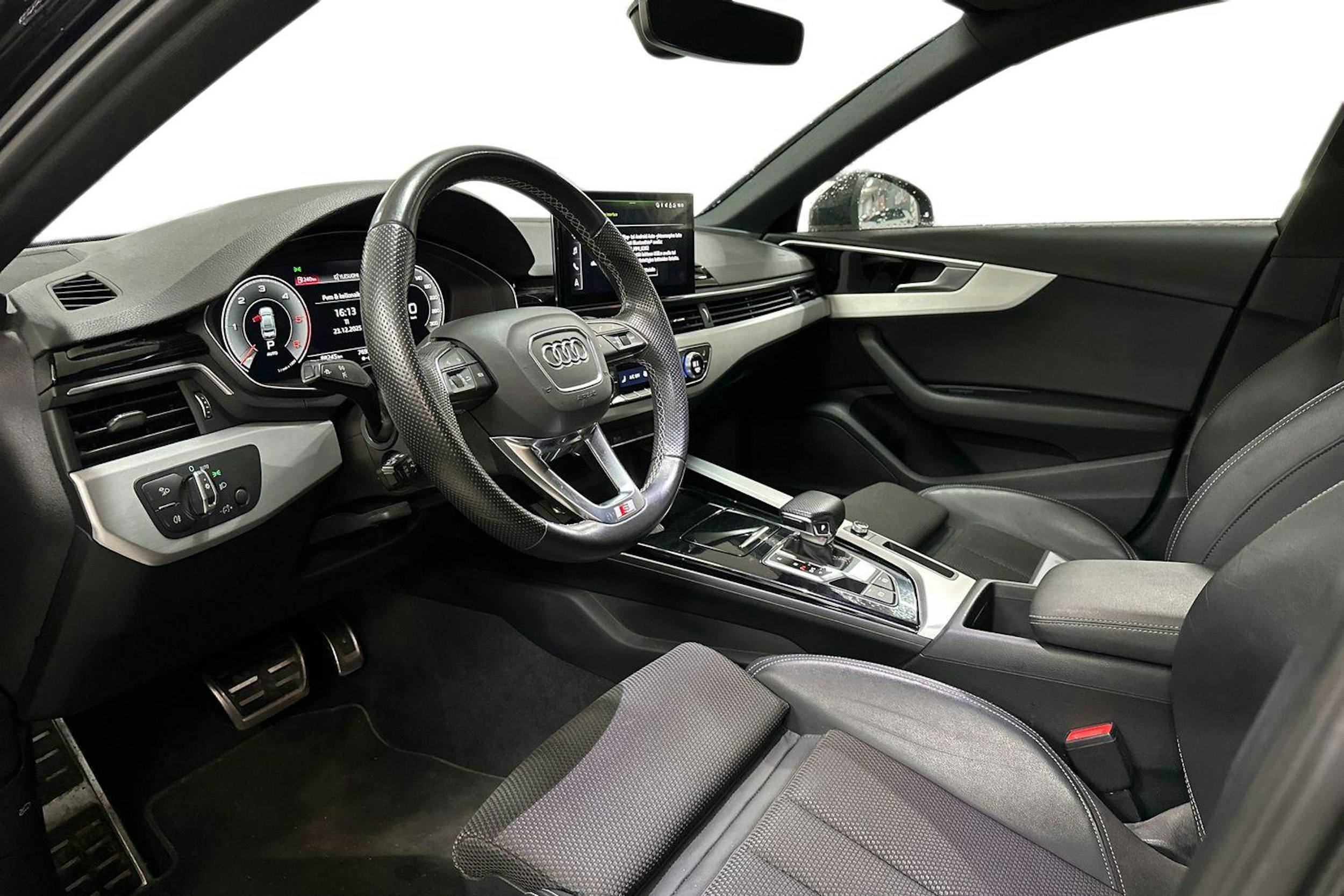 musta Audi A4 2022 kuva 3.