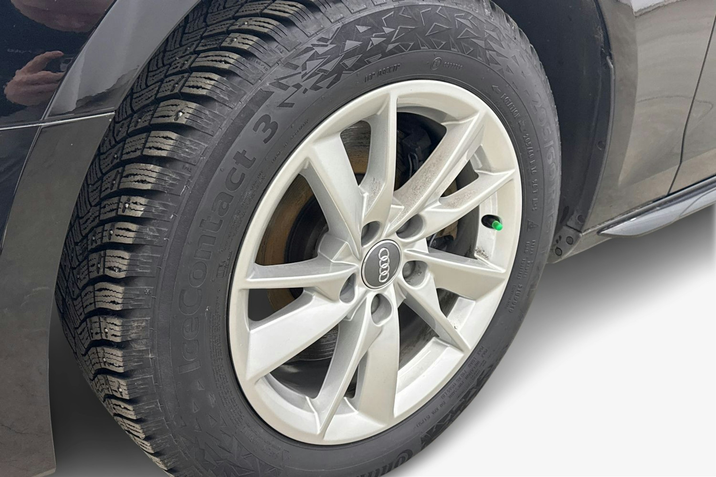 musta Audi A4 2022 kuva 11.