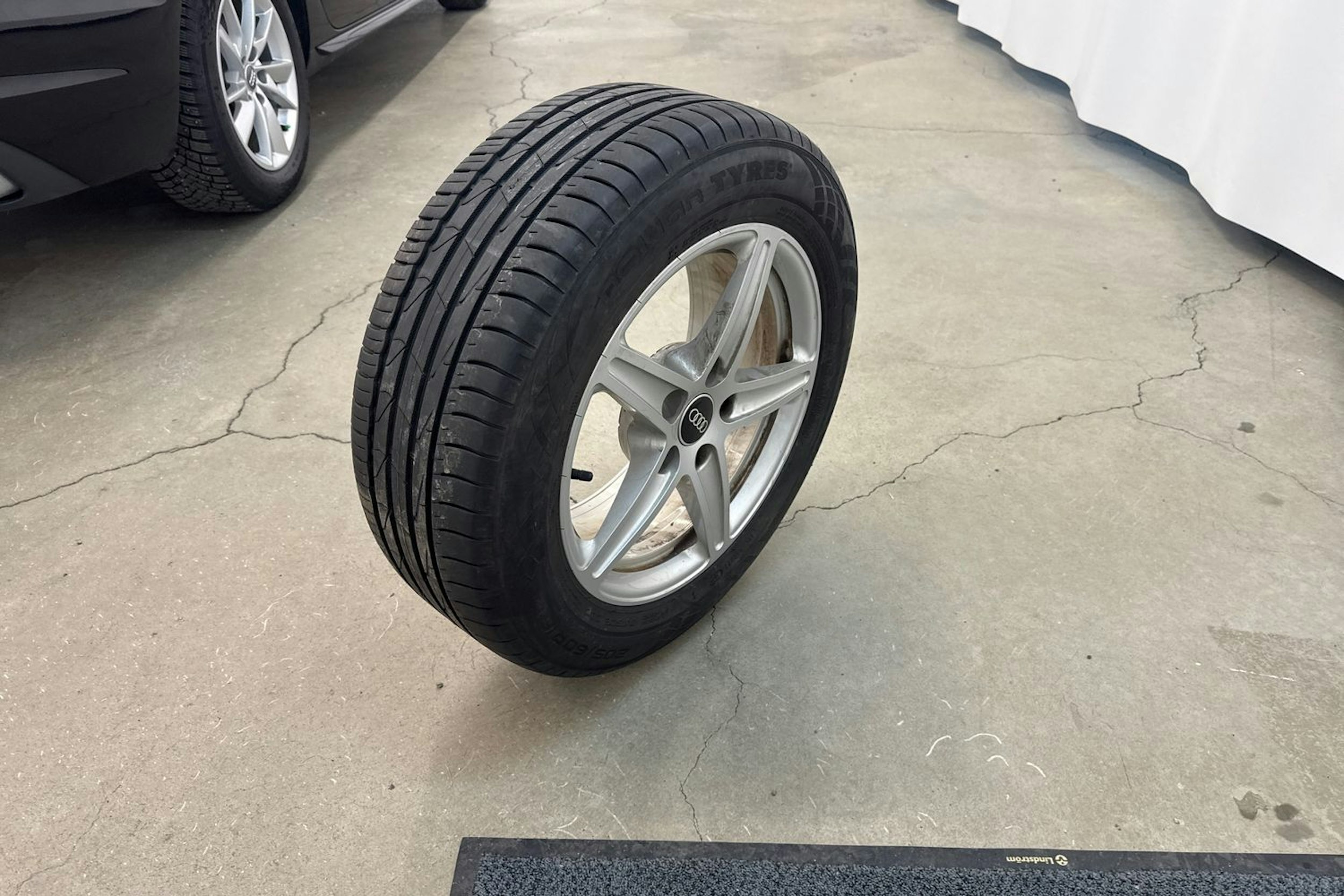 musta Audi A4 2022 kuva 13.