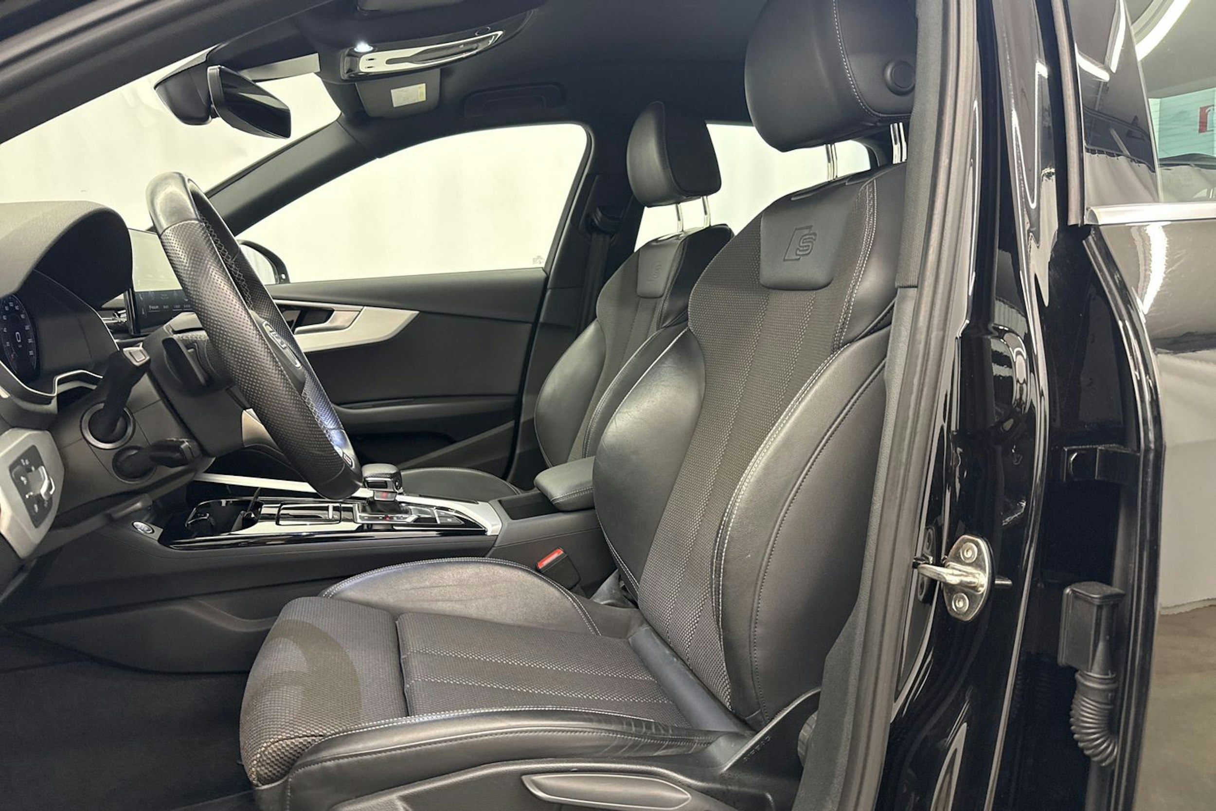 musta Audi A4 2022 kuva 14.