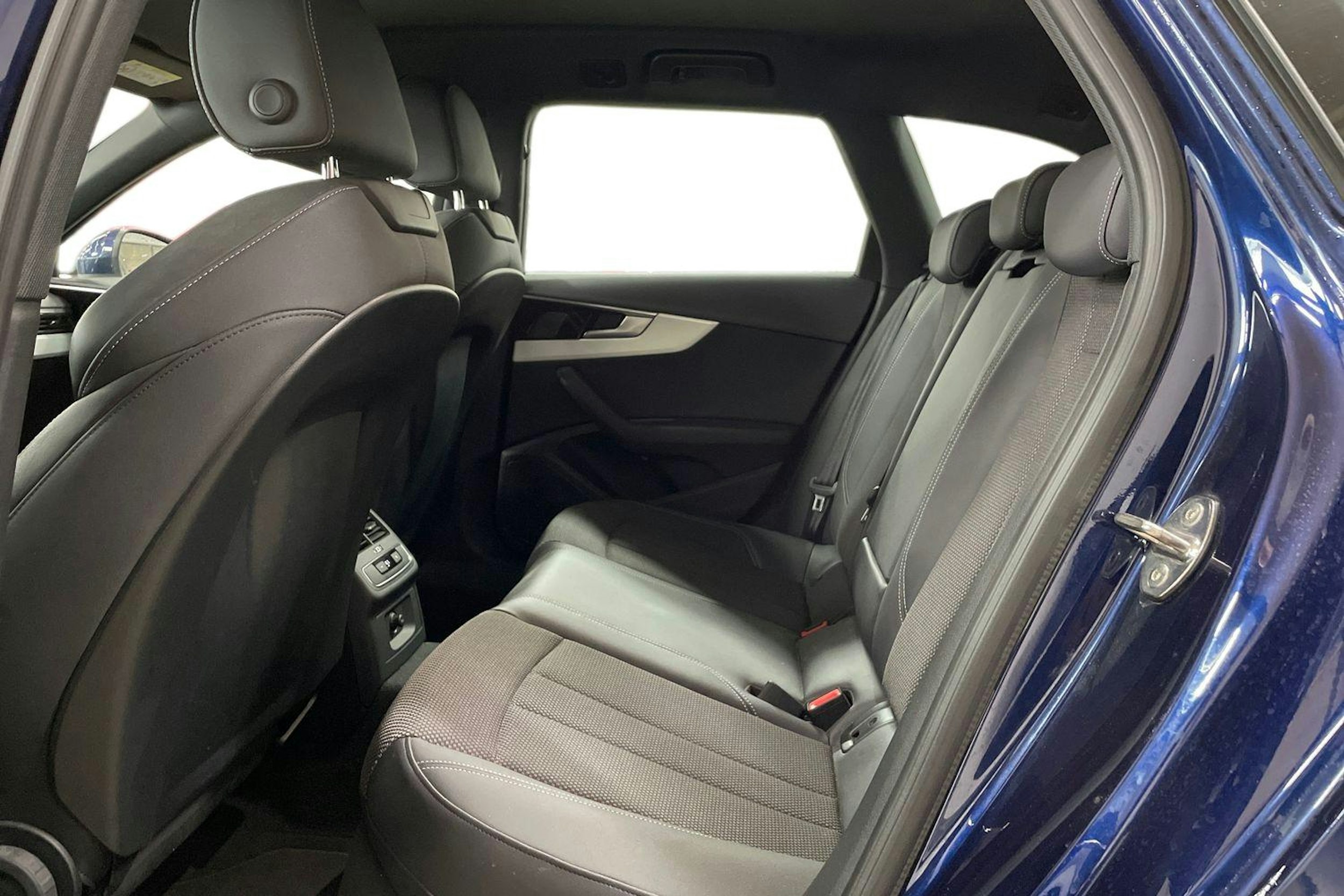 Sininen Audi A4 2022 kuva 8.