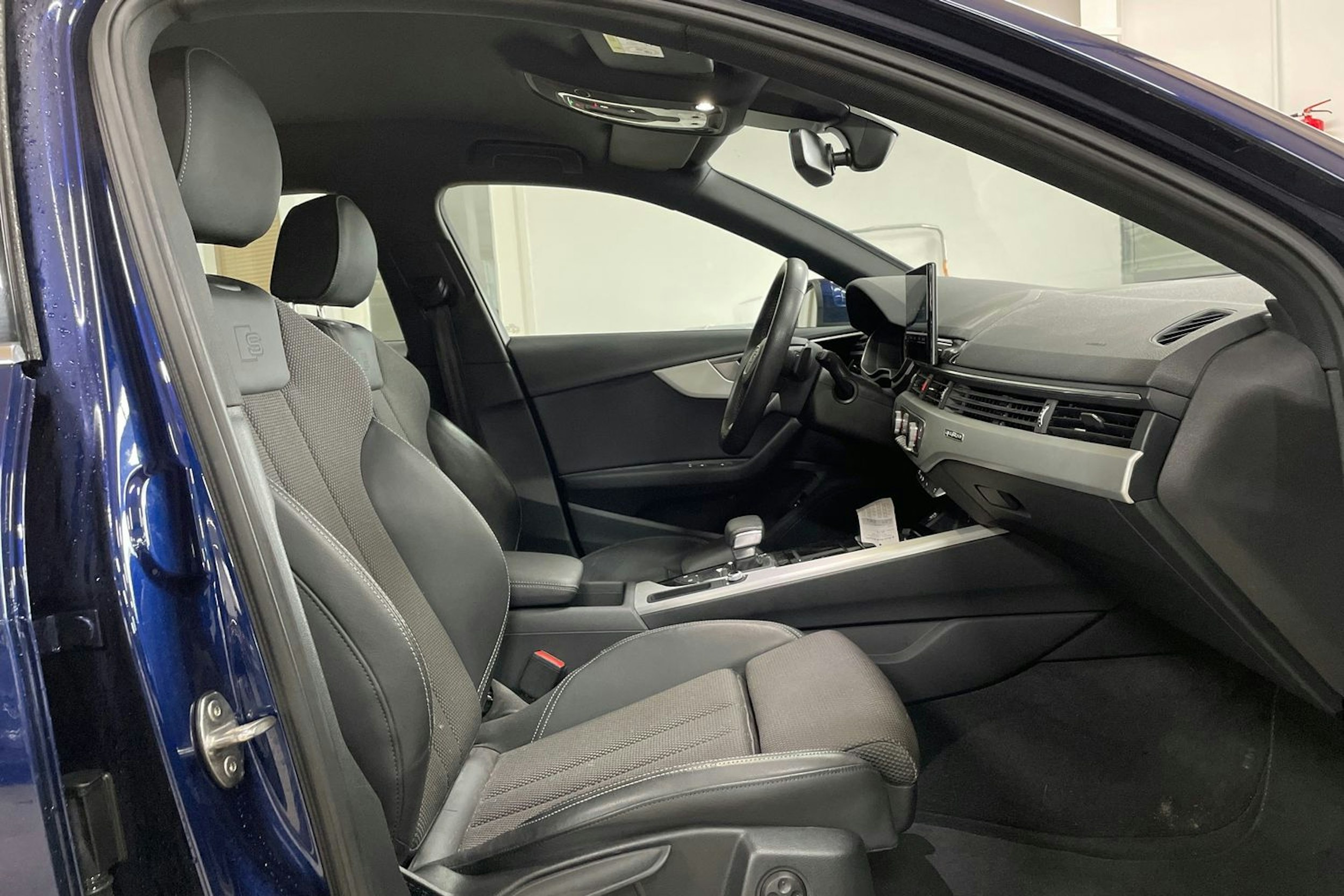 Sininen Audi A4 2022 kuva 11.
