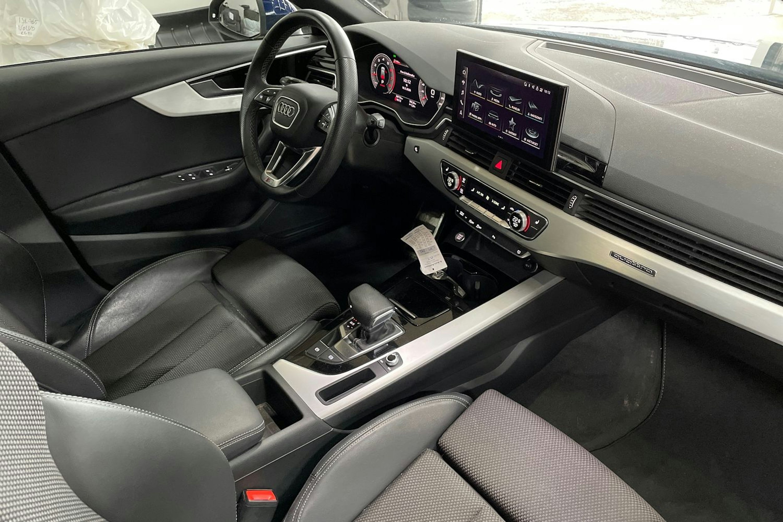 Sininen Audi A4 2022 kuva 12.