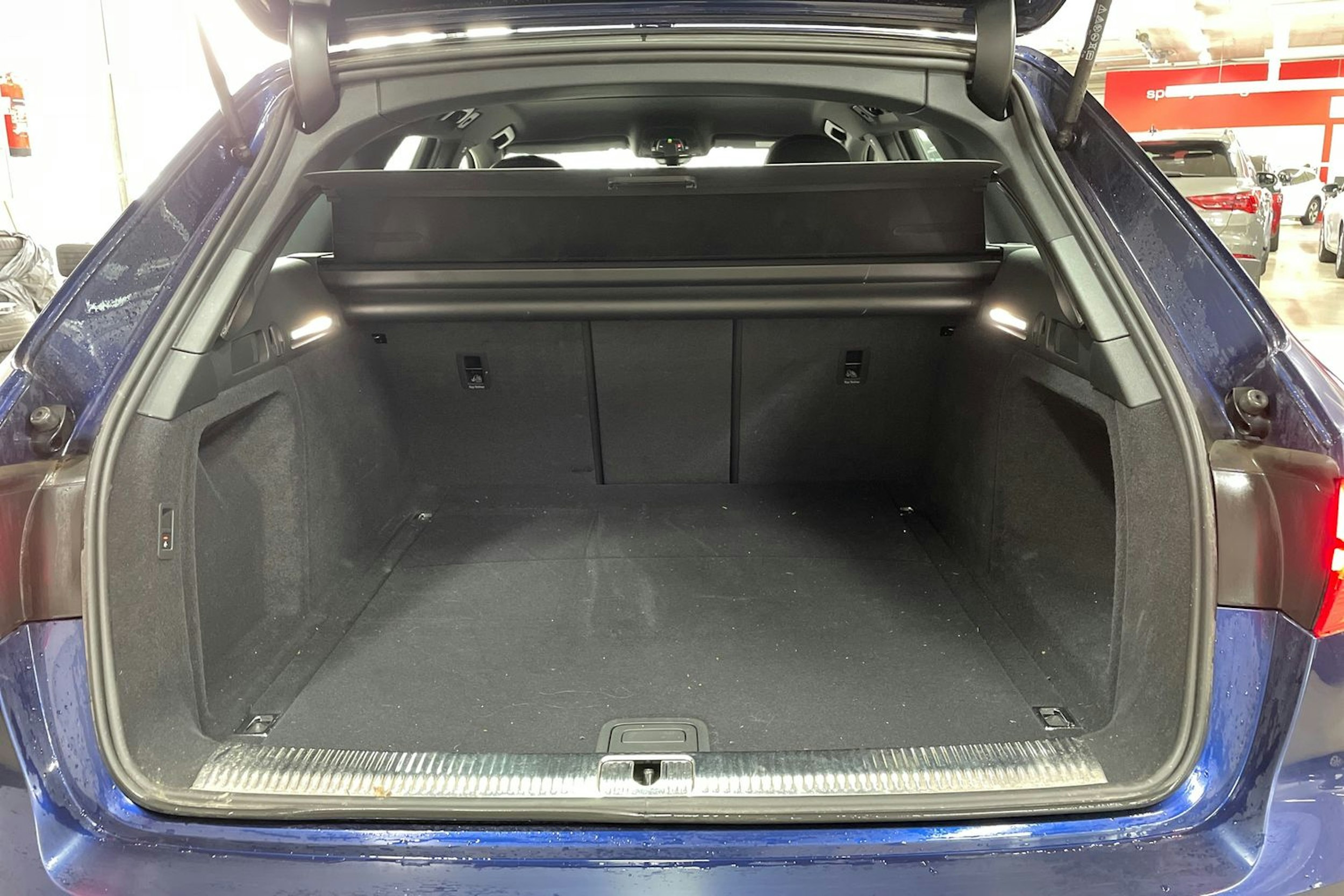 Sininen Audi A4 2022 kuva 13.