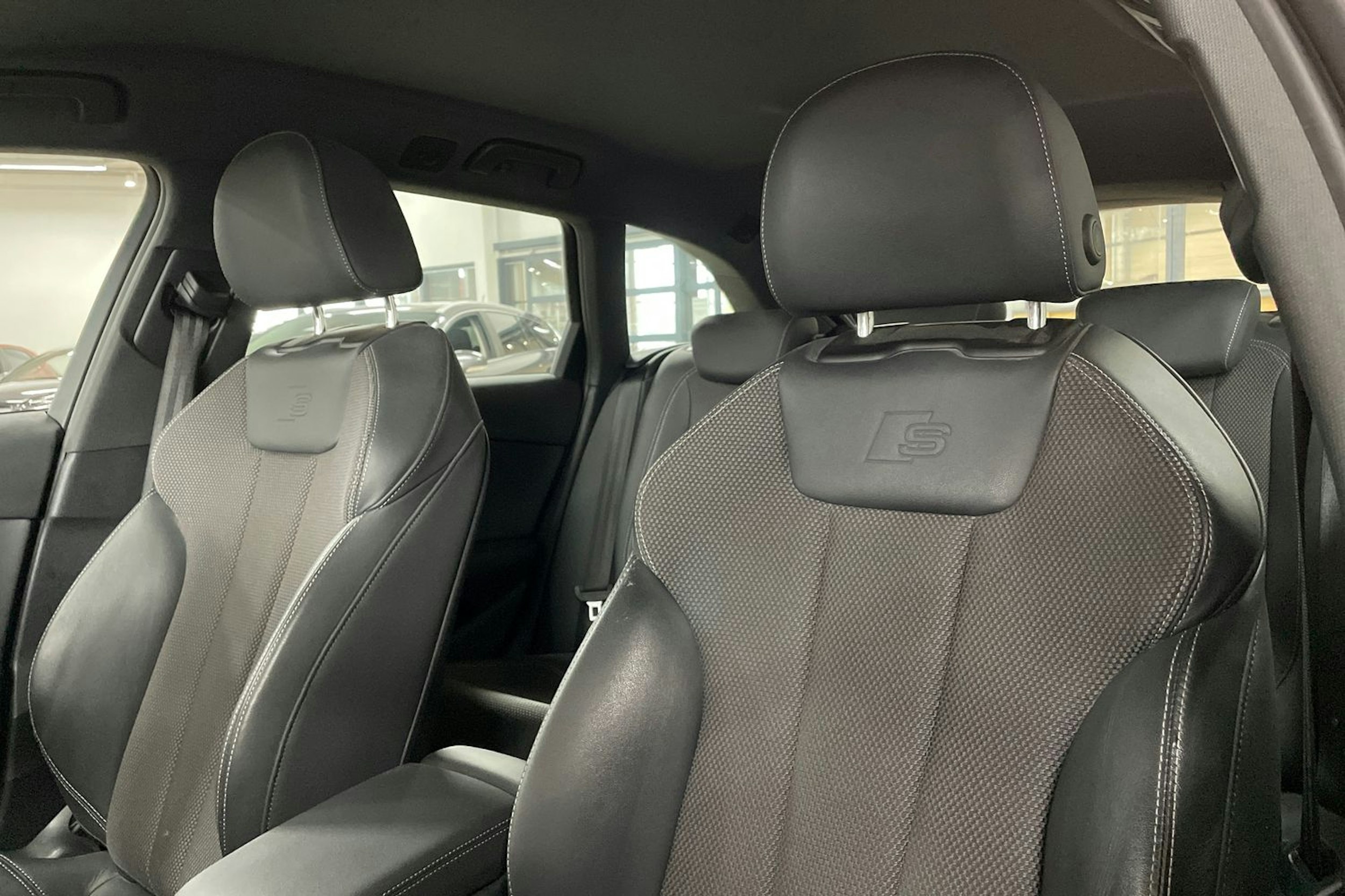 Sininen Audi A4 2022 kuva 26.