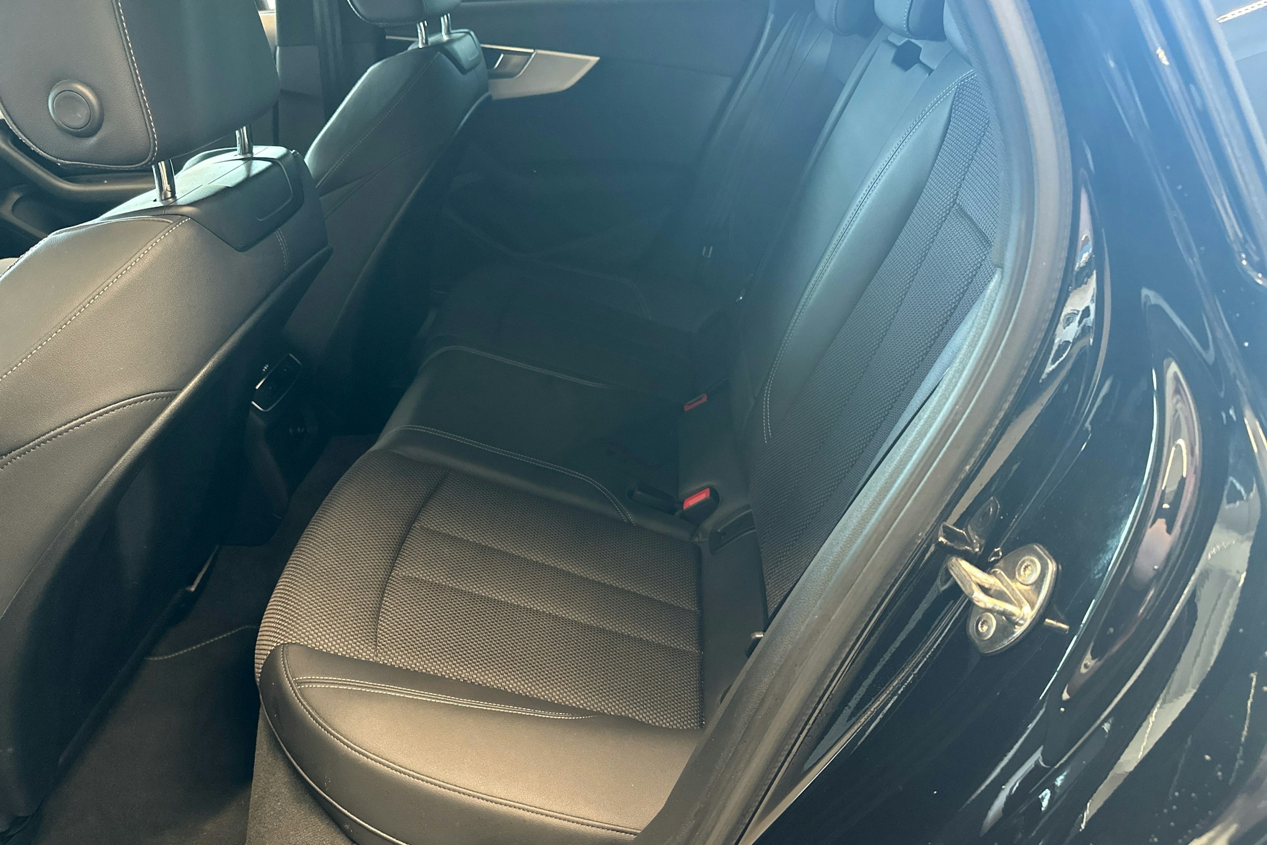 musta Audi A4 2022 kuva 8.