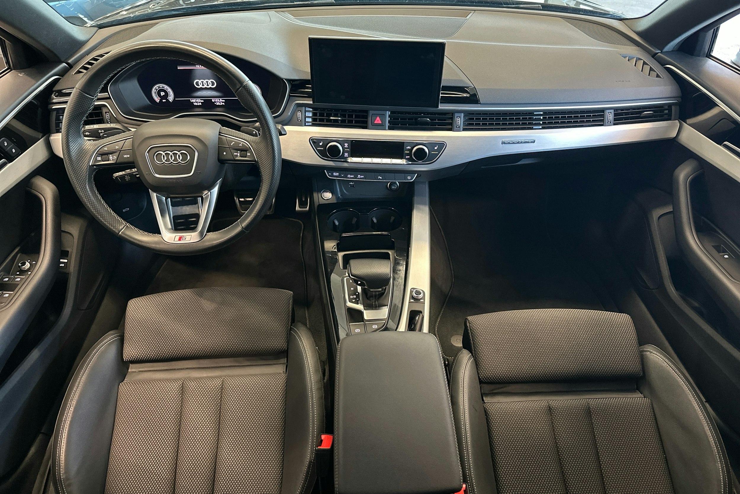 musta Audi A4 2022 kuva 11.