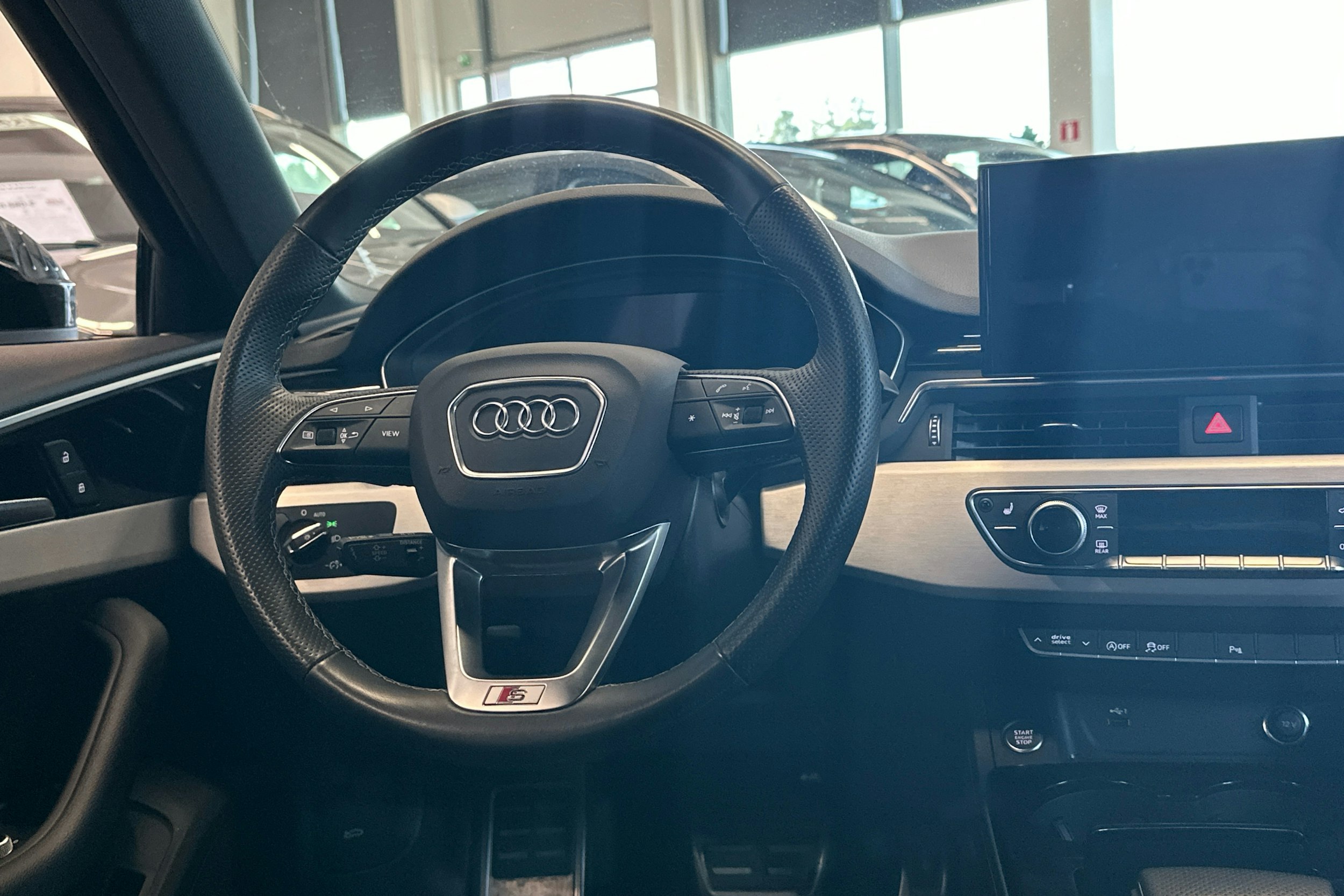 musta Audi A4 2022 kuva 12.