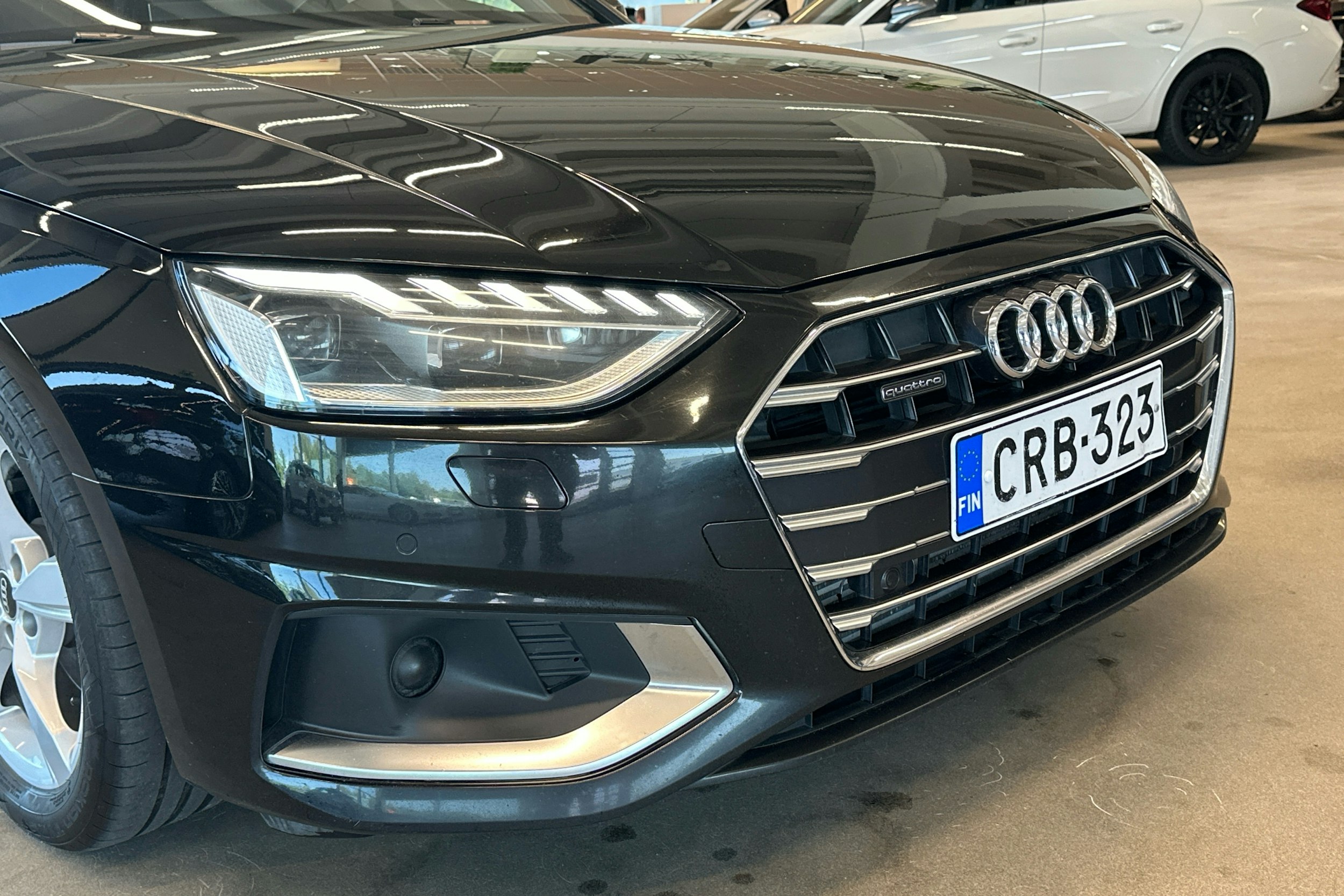 musta Audi A4 2022 kuva 16.