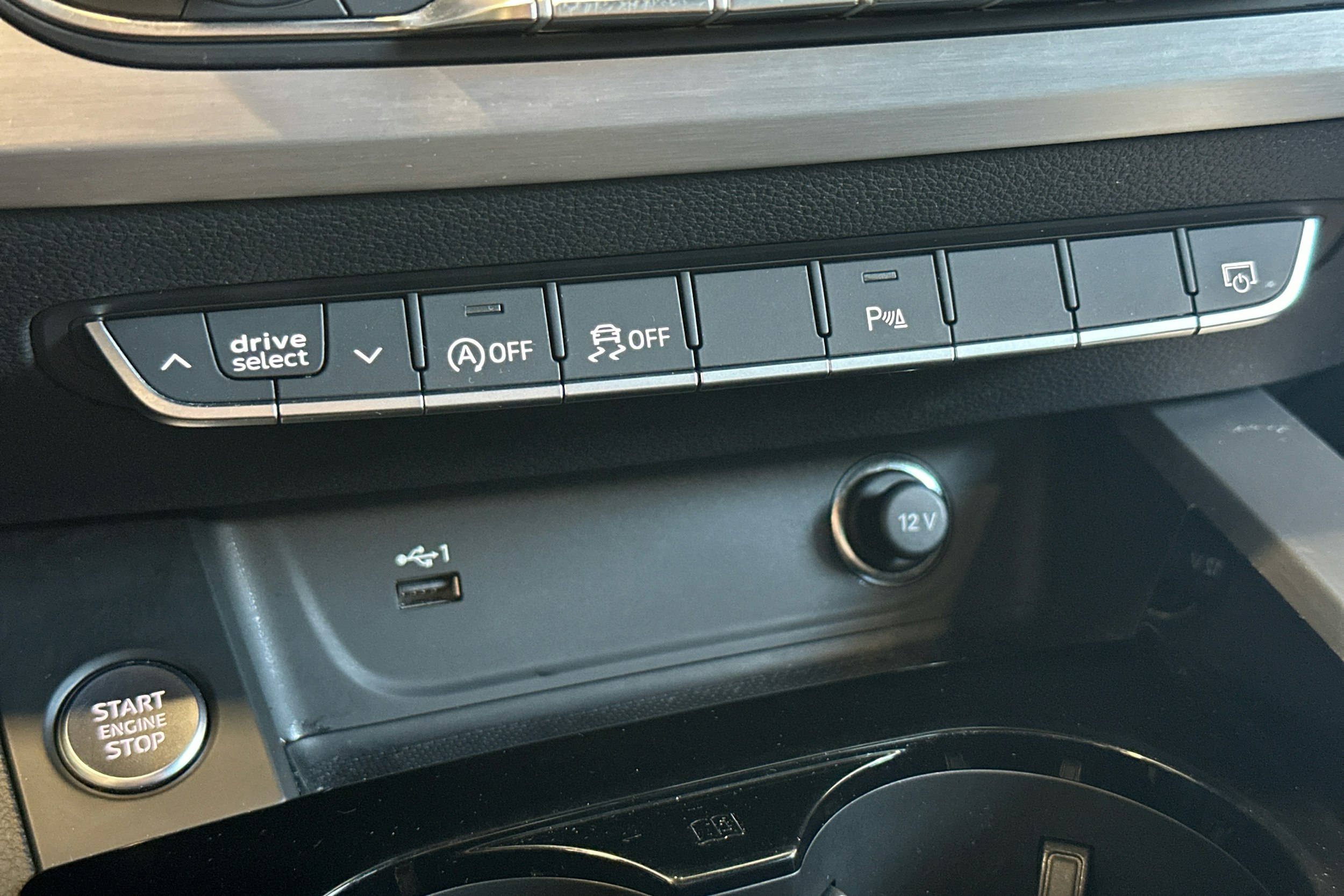 musta Audi A4 2022 kuva 33.