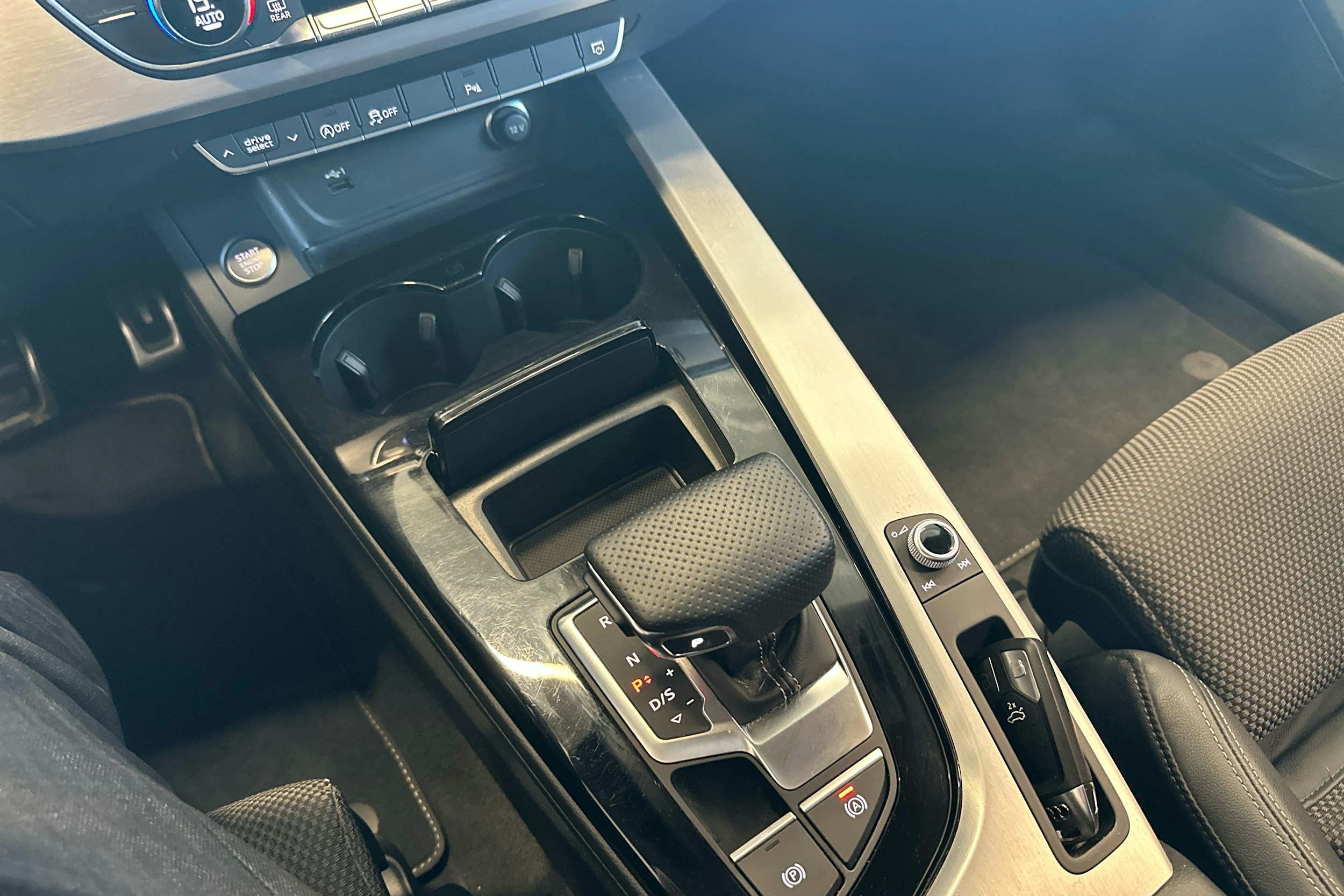 musta Audi A4 2022 kuva 34.