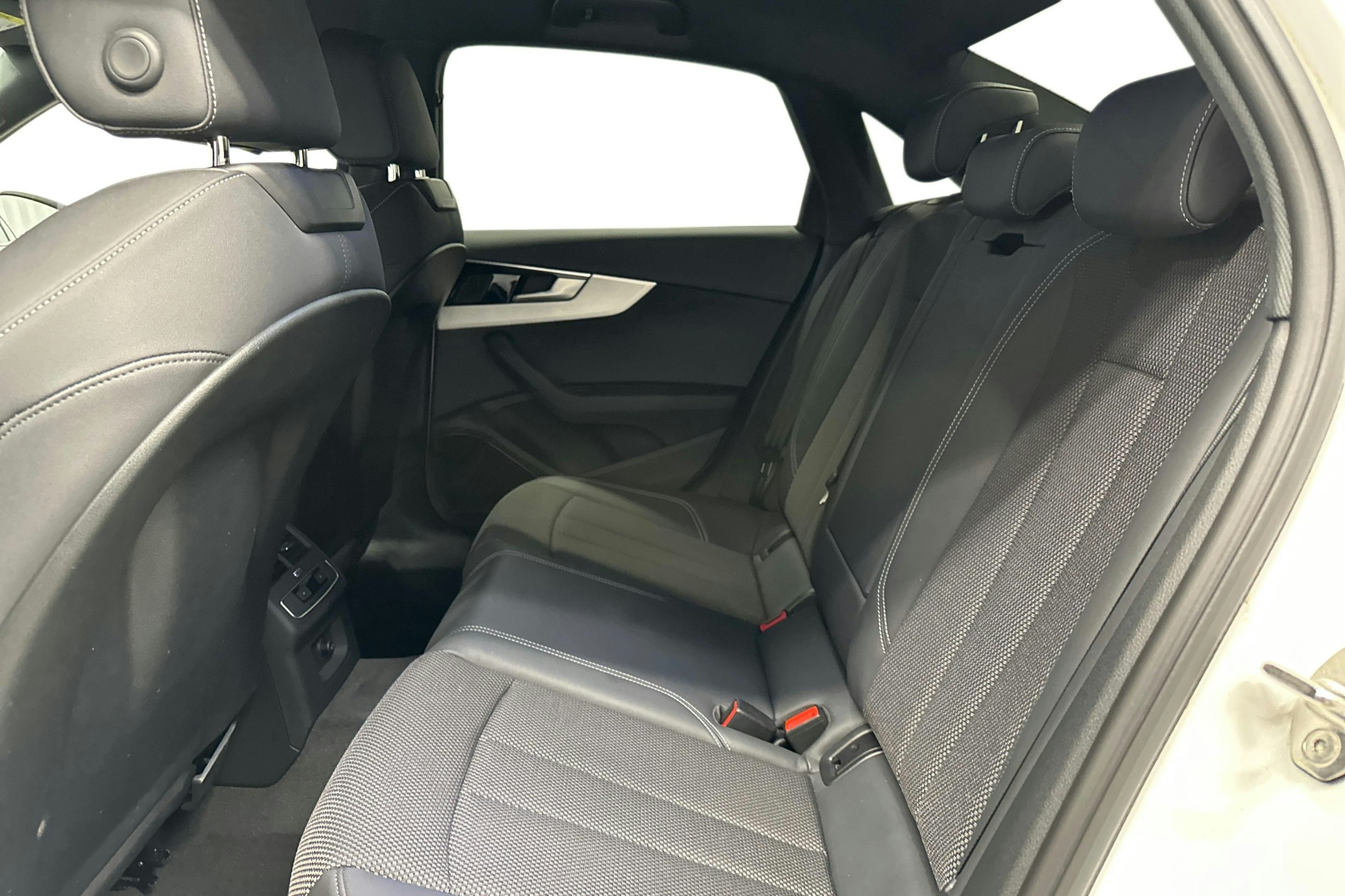 valkoinen Audi A4 2022 kuva 10.