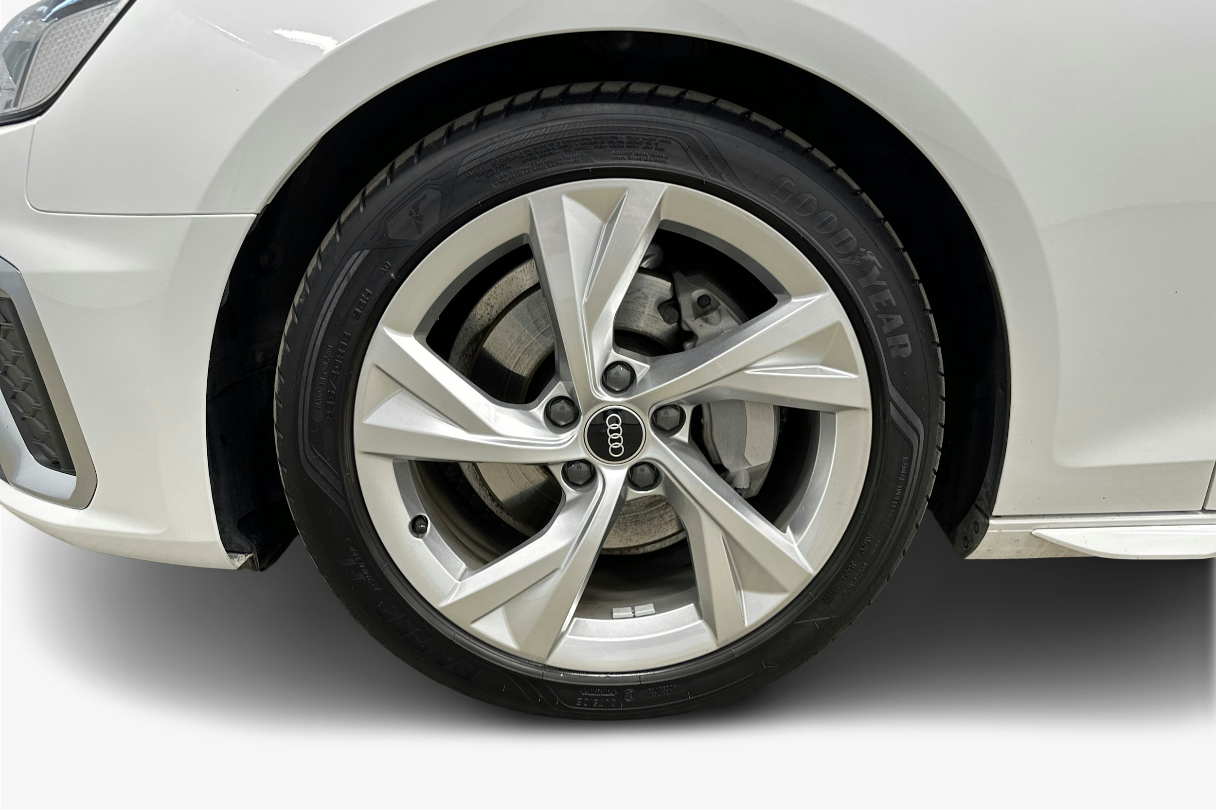 valkoinen Audi A4 2022 kuva 11.