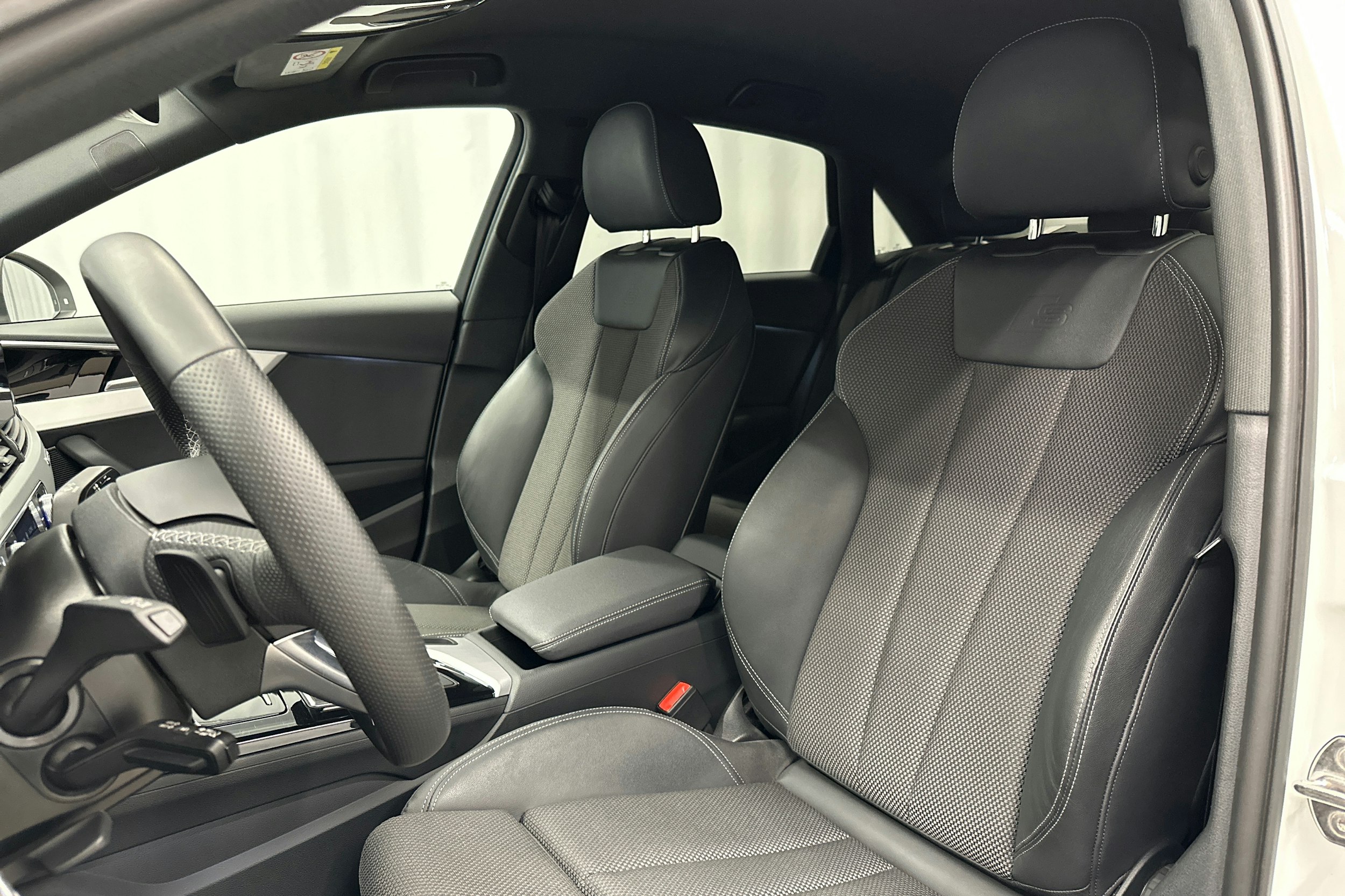 valkoinen Audi A4 2022 kuva 27.
