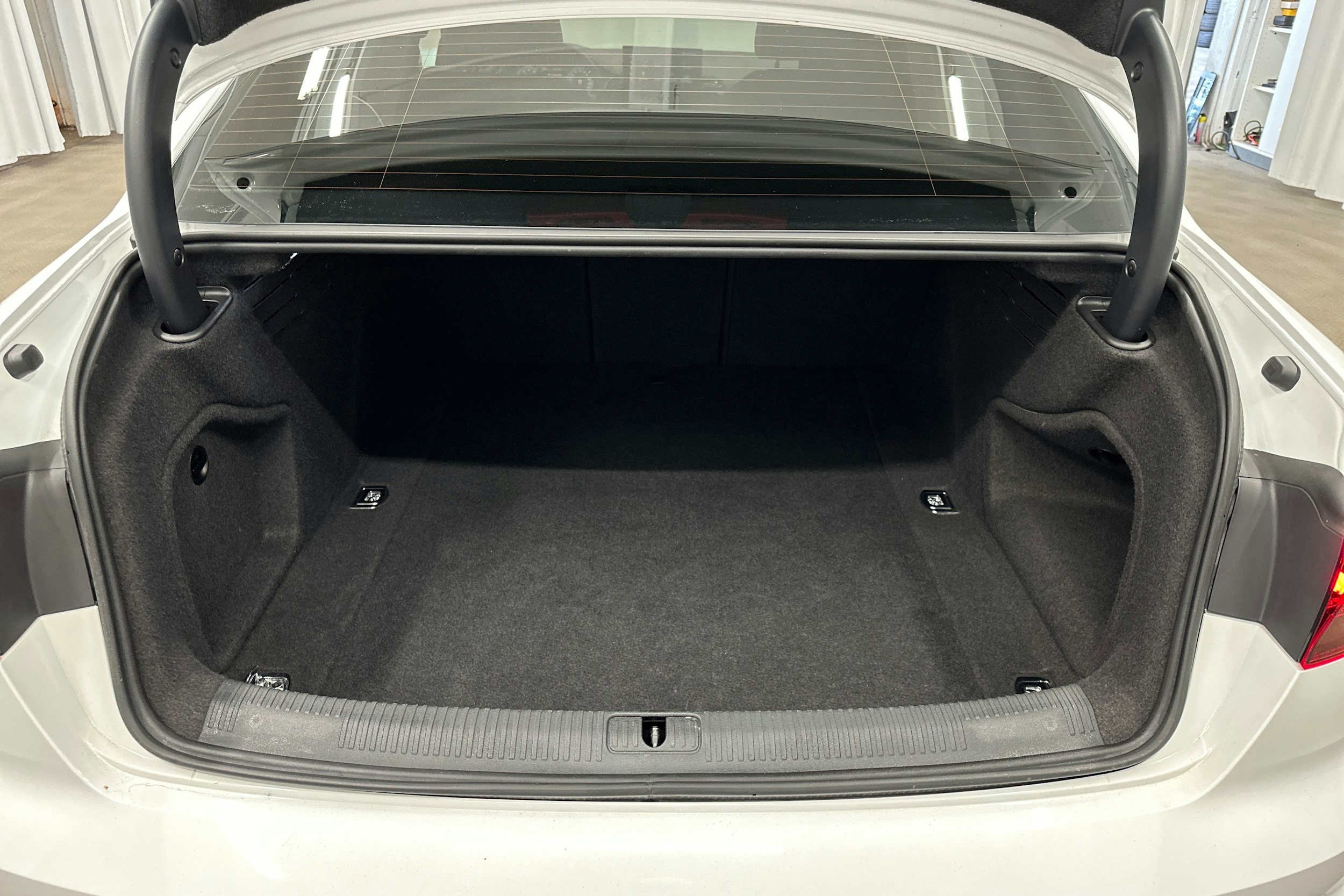 valkoinen Audi A4 2022 kuva 29.