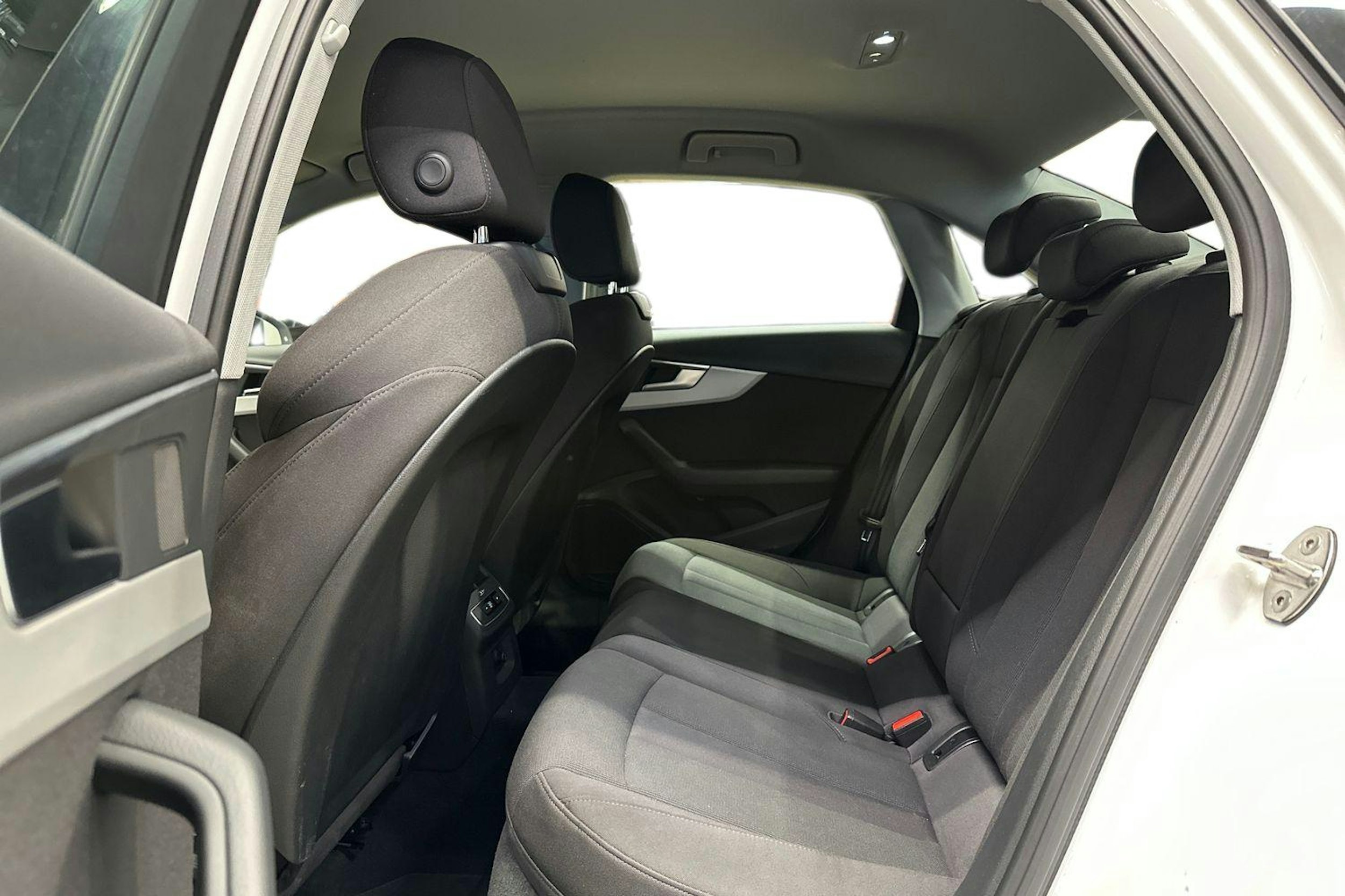 valkoinen Audi A4 2022 kuva 10.