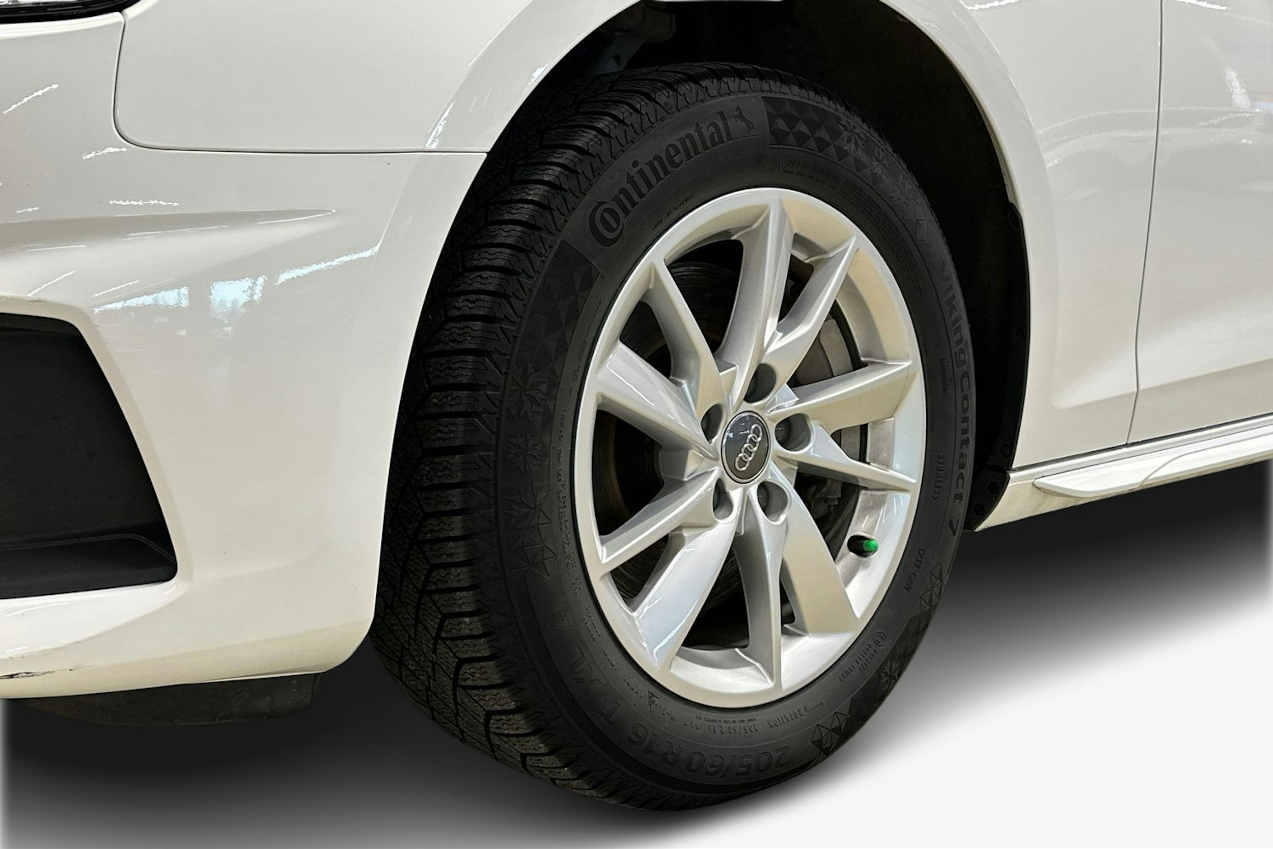 valkoinen Audi A4 2022 kuva 11.