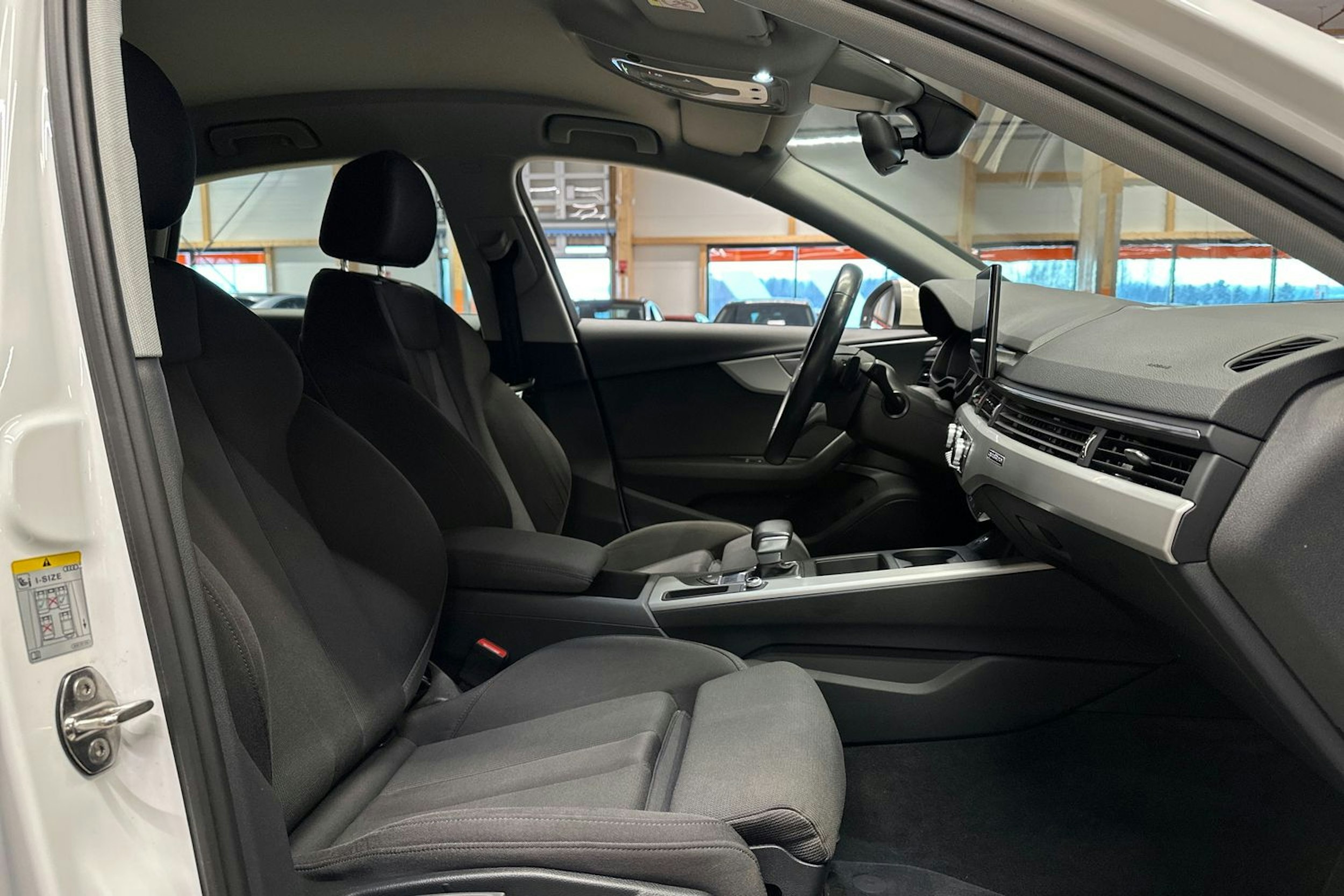 valkoinen Audi A4 2022 kuva 14.