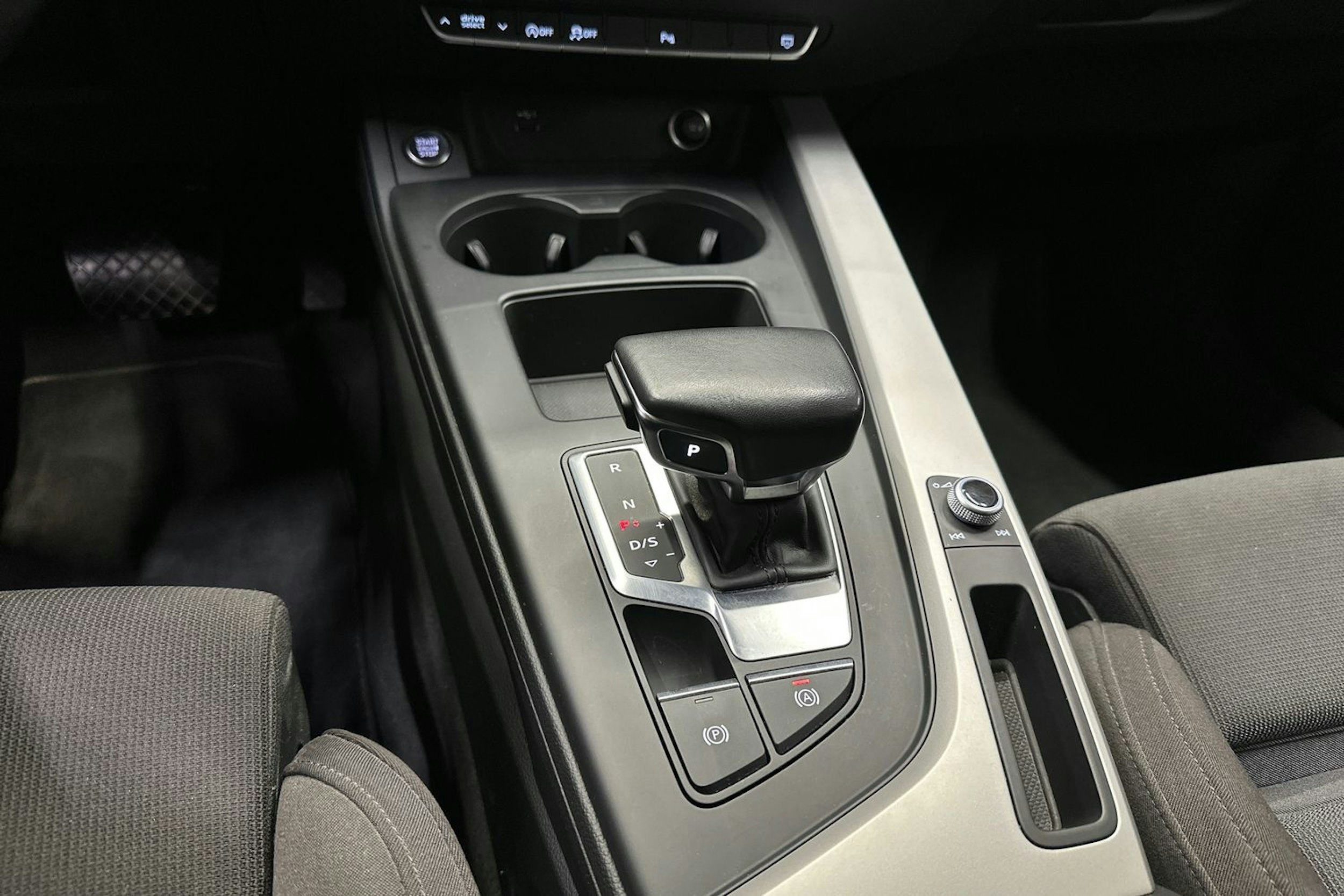 valkoinen Audi A4 2022 kuva 20.