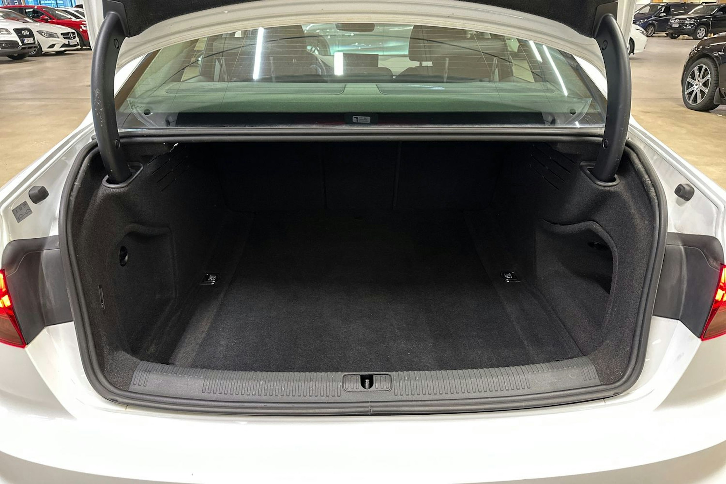 valkoinen Audi A4 2022 kuva 29.