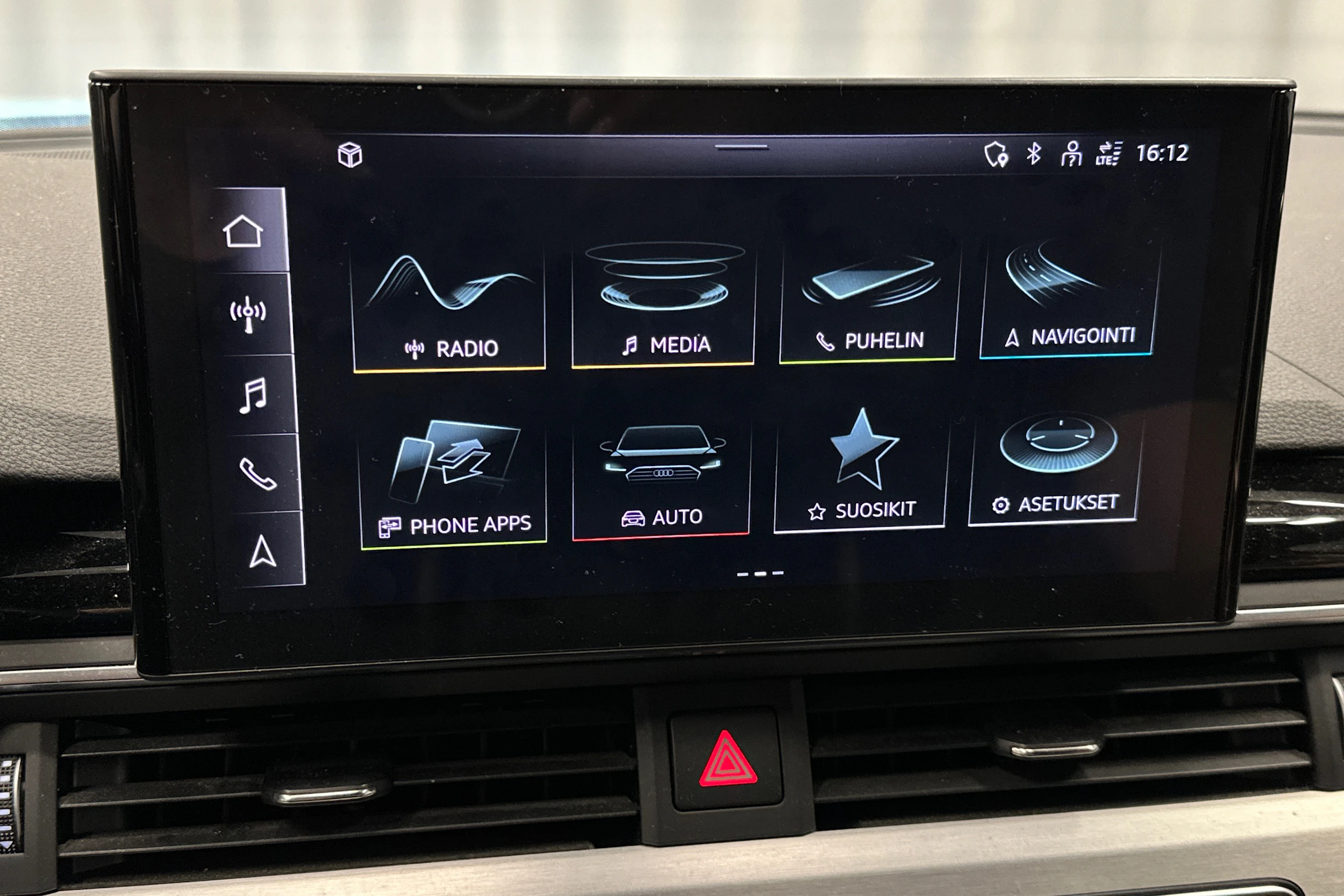 musta Audi A4 2022 kuva 17.