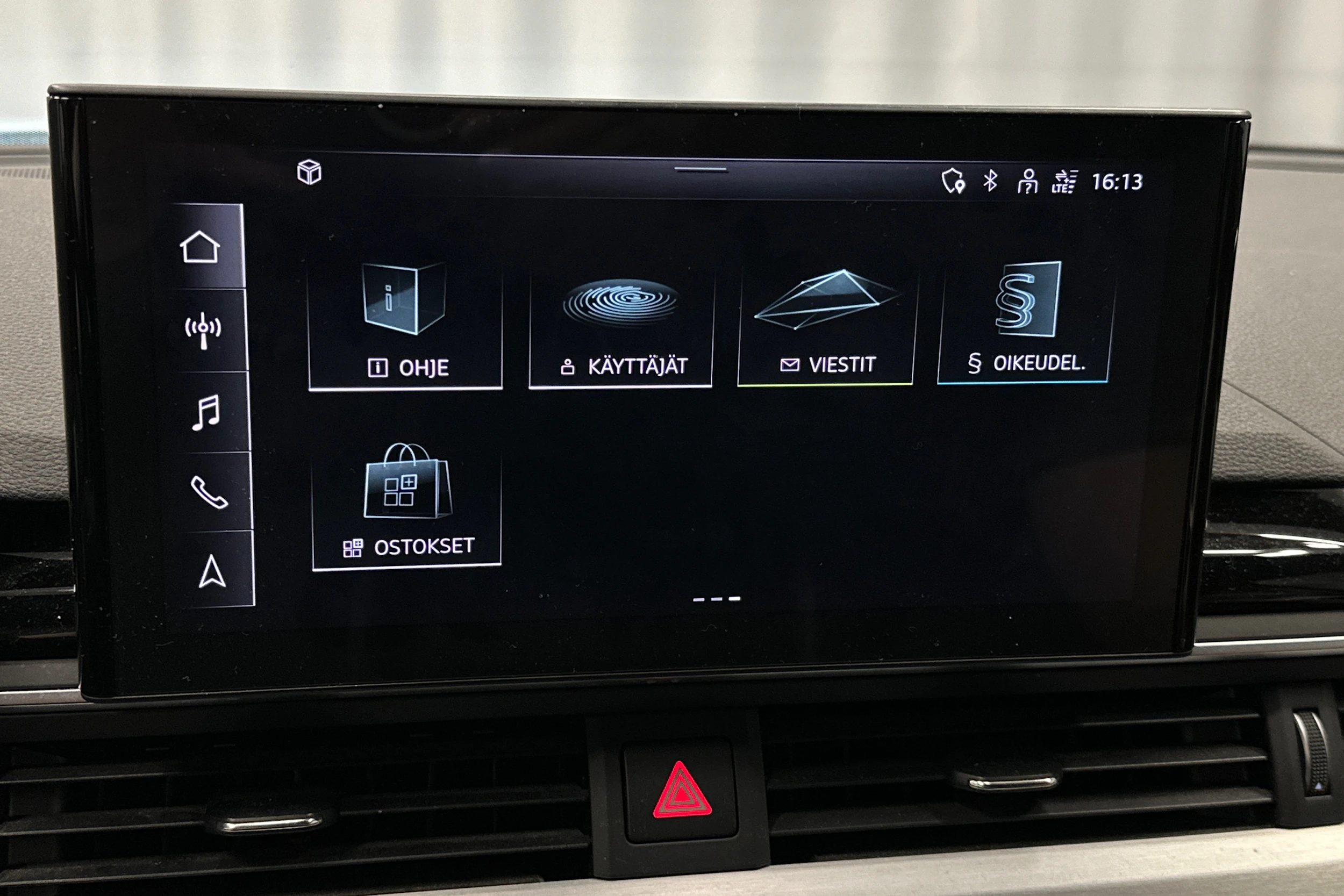 musta Audi A4 2022 kuva 18.