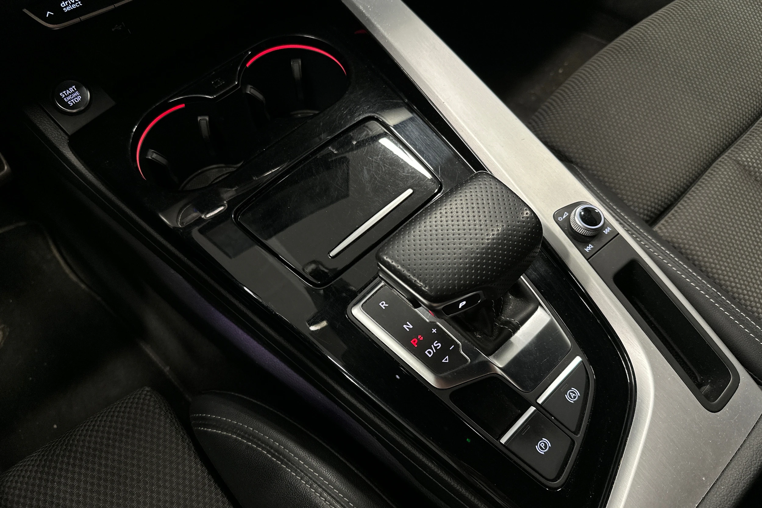 musta Audi A4 2022 kuva 32.