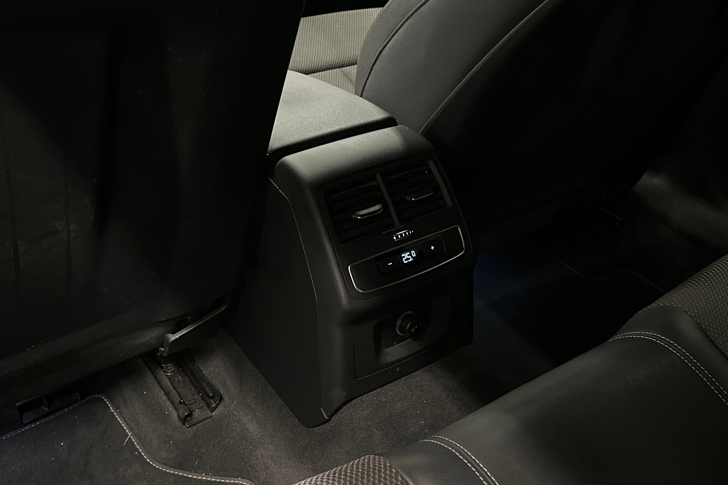 musta Audi A4 2022 kuva 34.